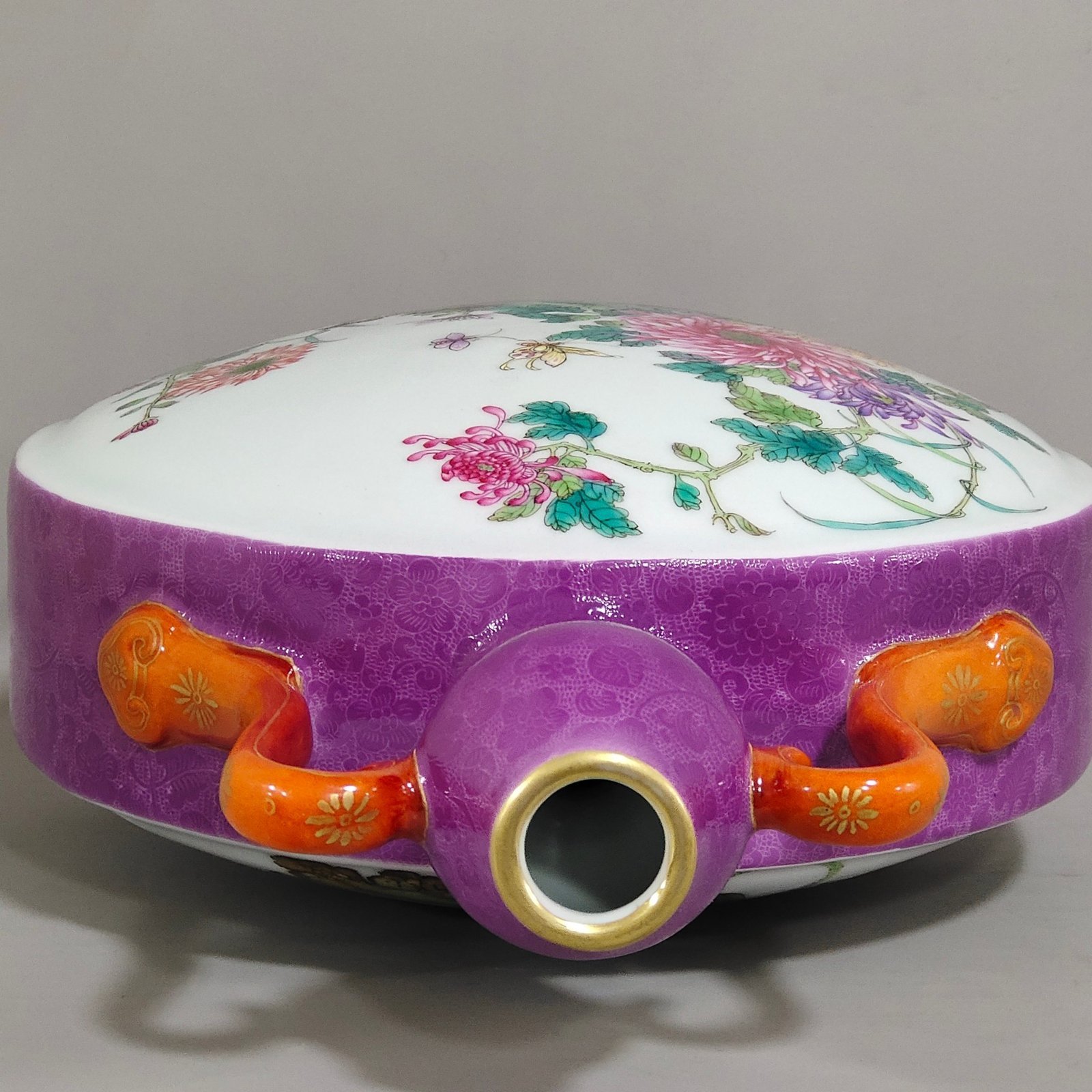 Qing Dynasty Qianlong a moon-shaped vase with purple peel and purple eggplant skin