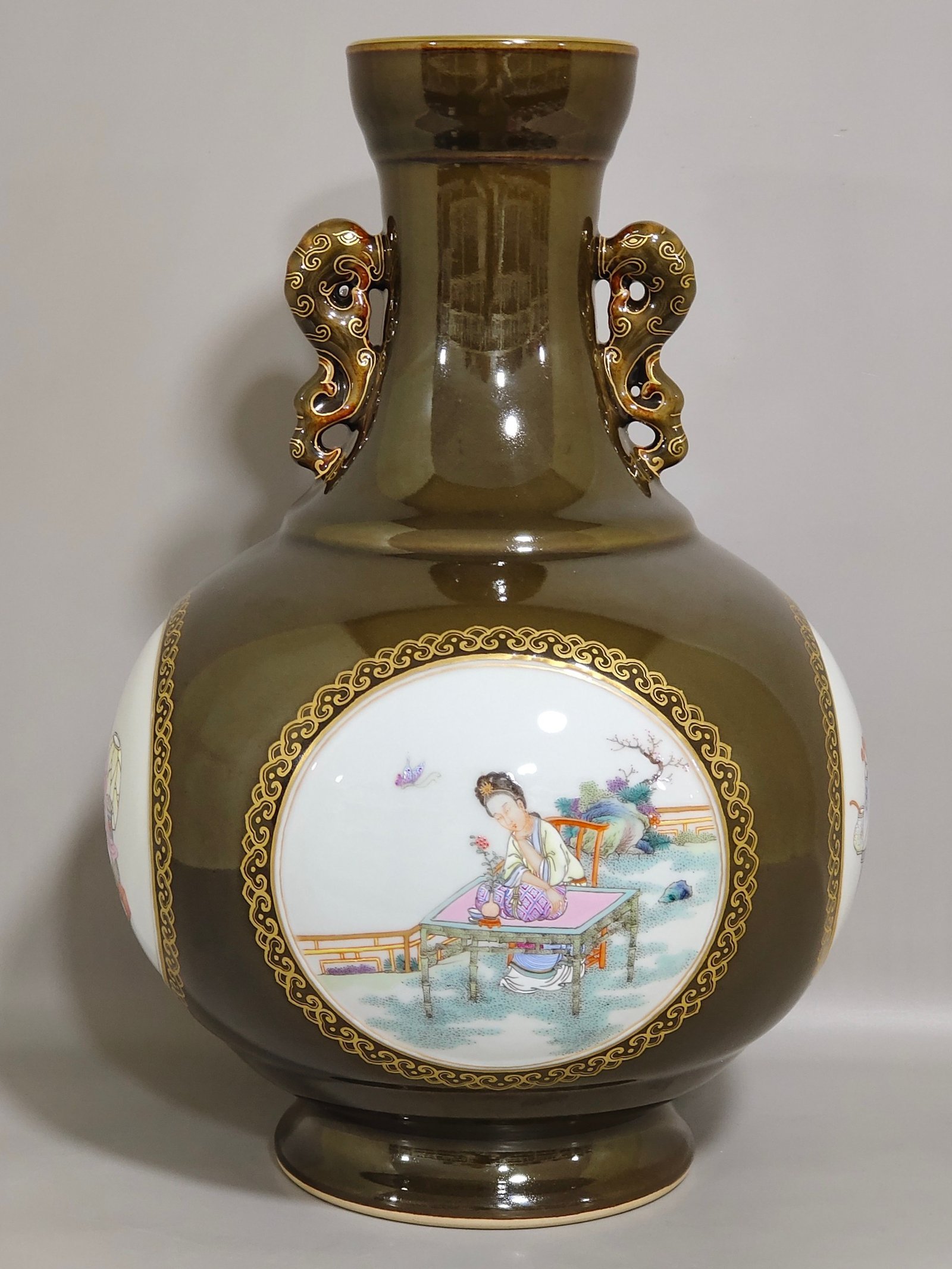 Qing Dynasty Qianlong tea amphora with jasmine glaze and gold-painted window with character and story