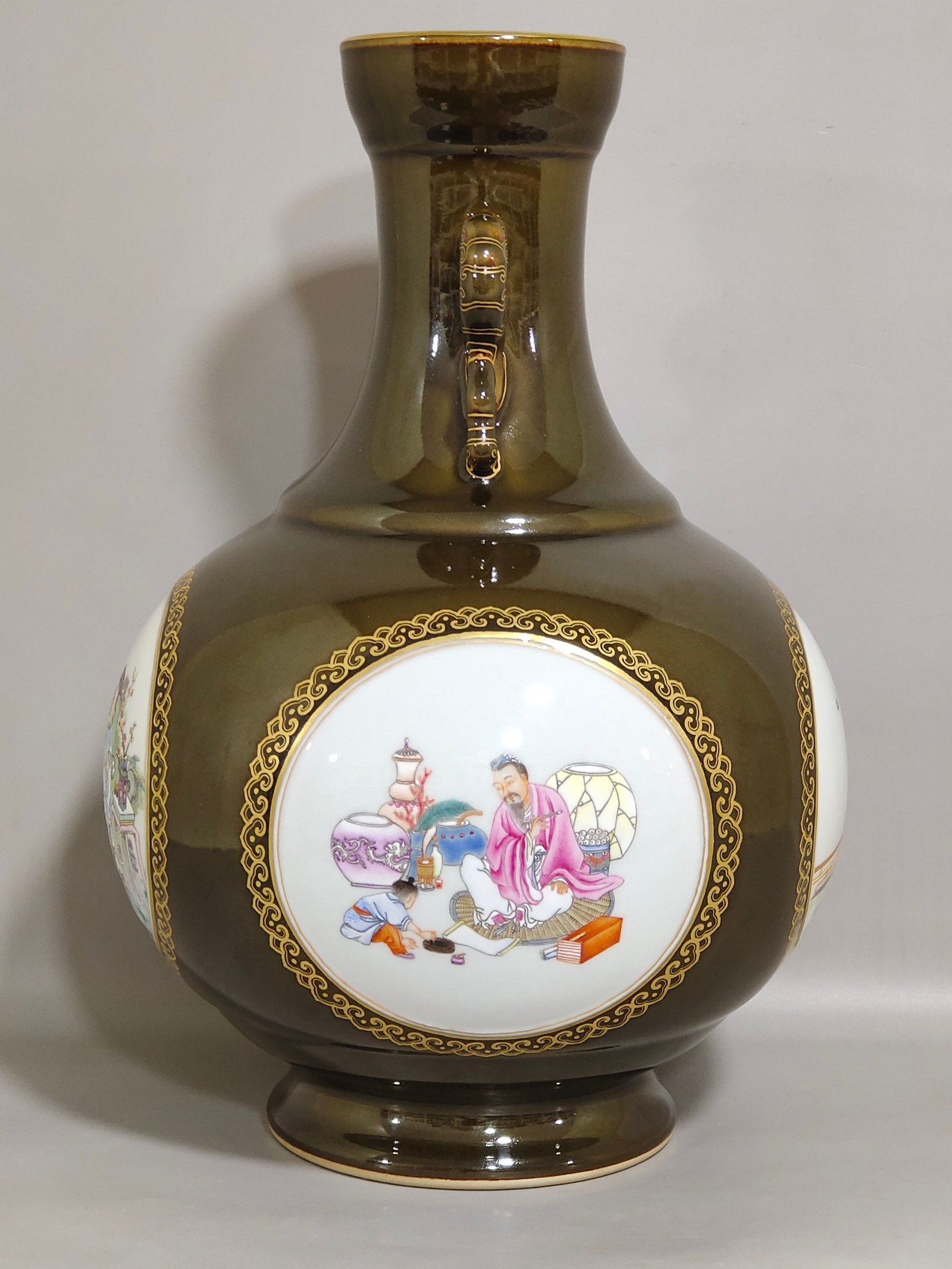 Qing Dynasty Qianlong tea amphora with jasmine glaze and gold-painted window with character and story