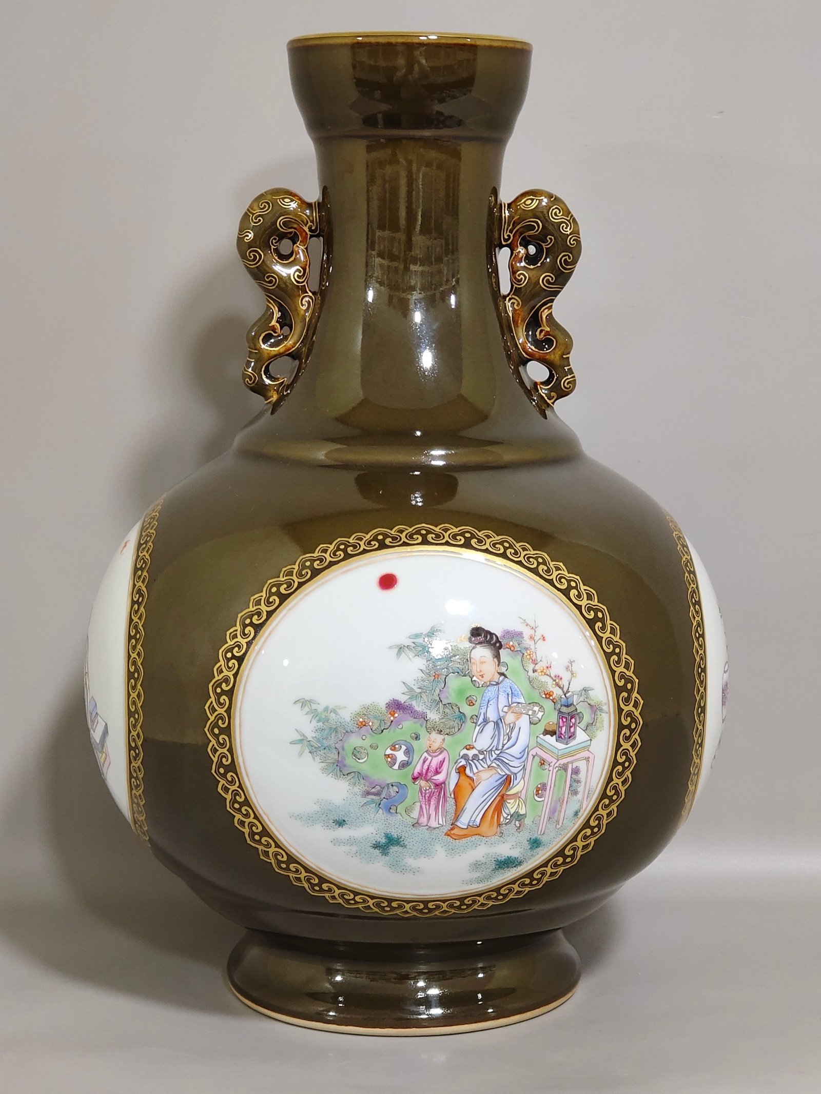 Qing Dynasty Qianlong tea amphora with jasmine glaze and gold-painted window with character and story