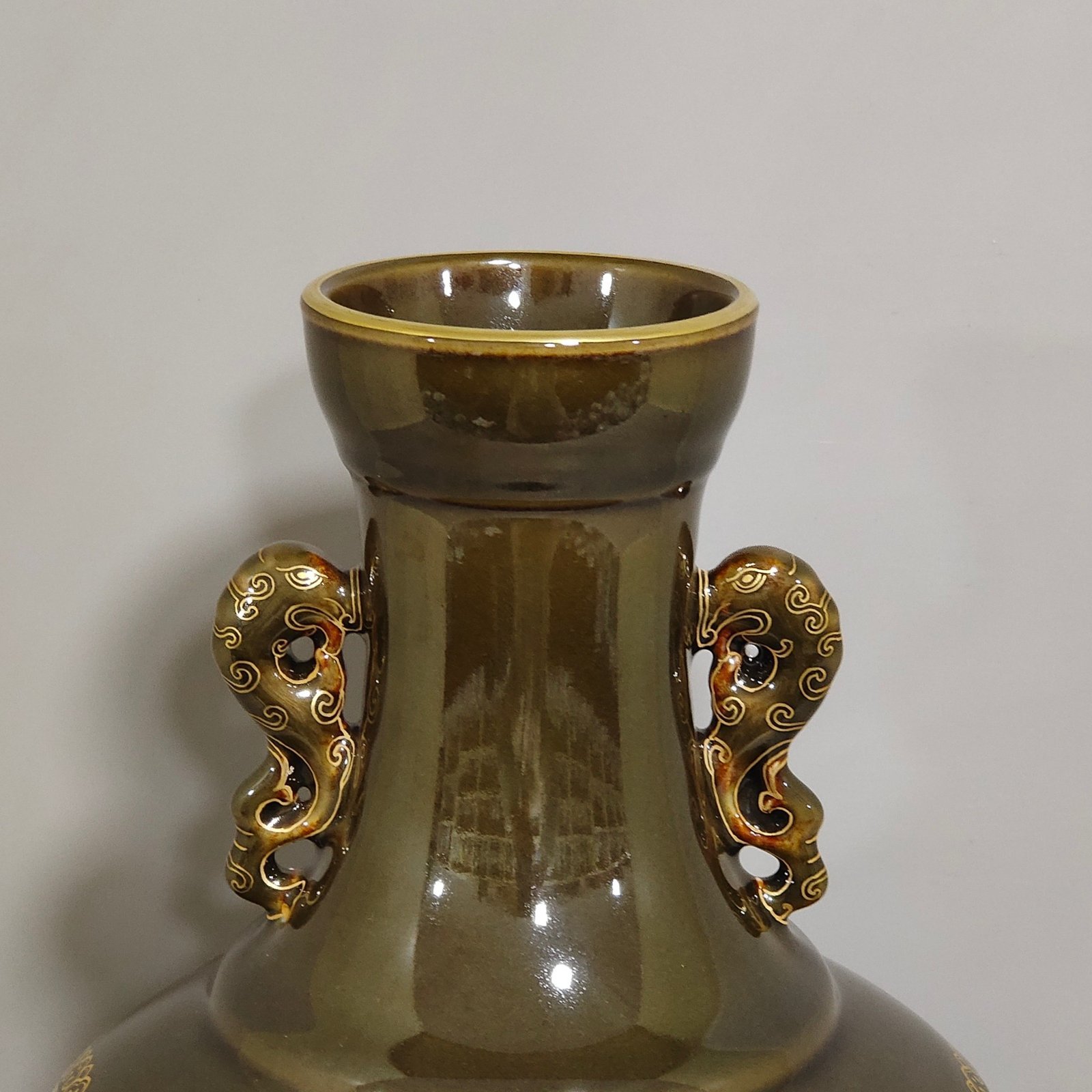Qing Dynasty Qianlong tea amphora with jasmine glaze and gold-painted window with character and story