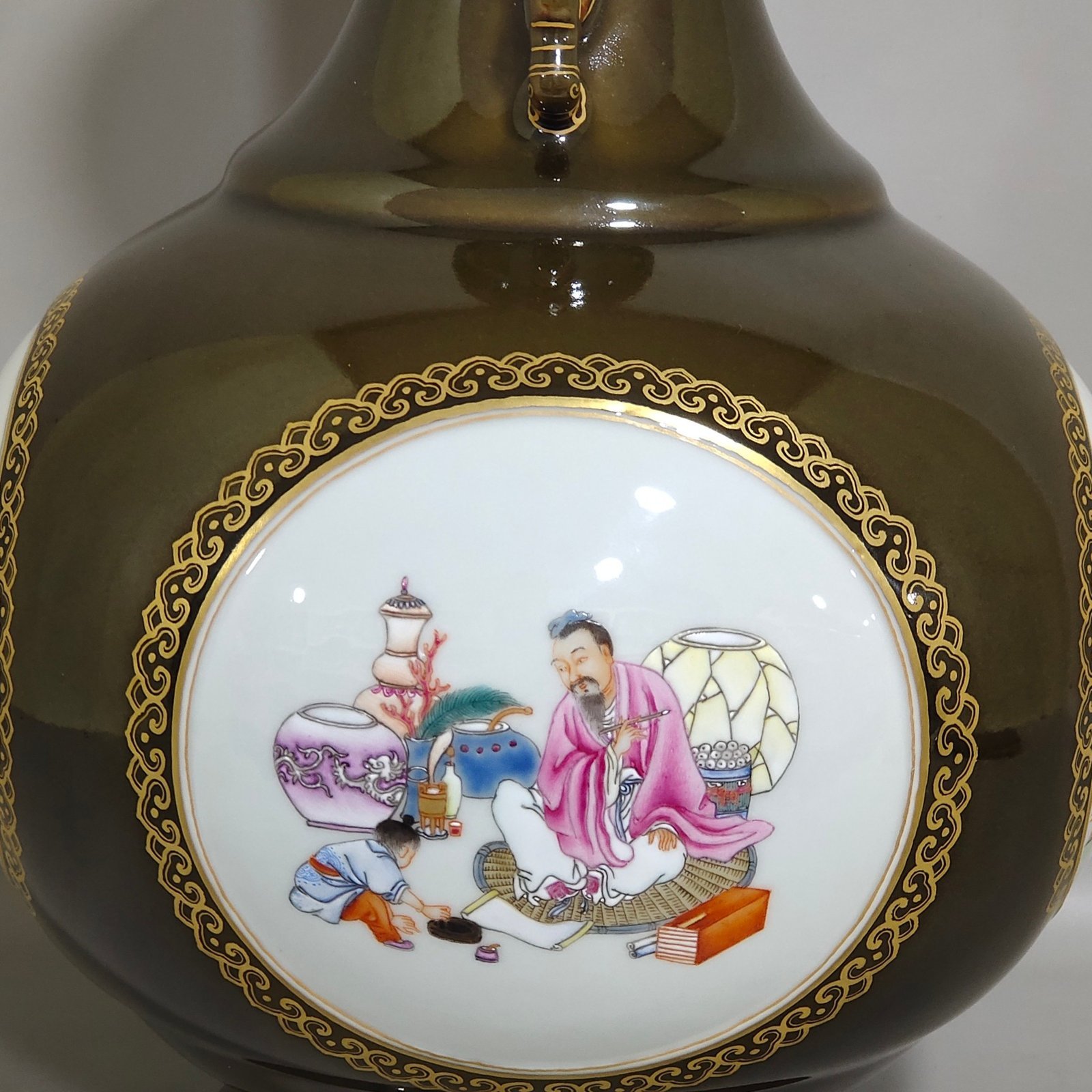 Qing Dynasty Qianlong tea amphora with jasmine glaze and gold-painted window with character and story