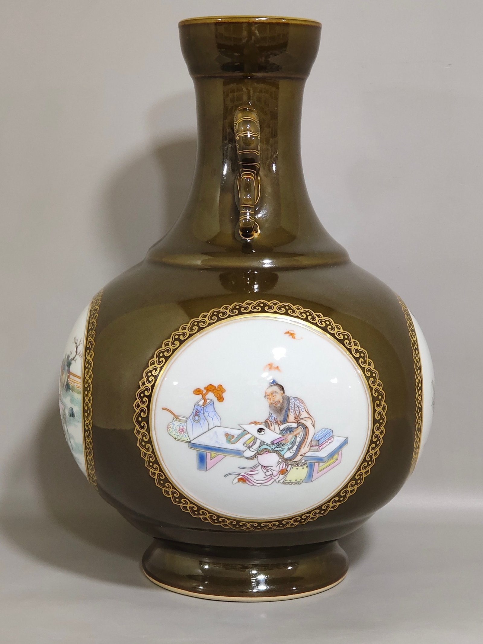 Qing Dynasty Qianlong tea amphora with jasmine glaze and gold-painted window with character and story