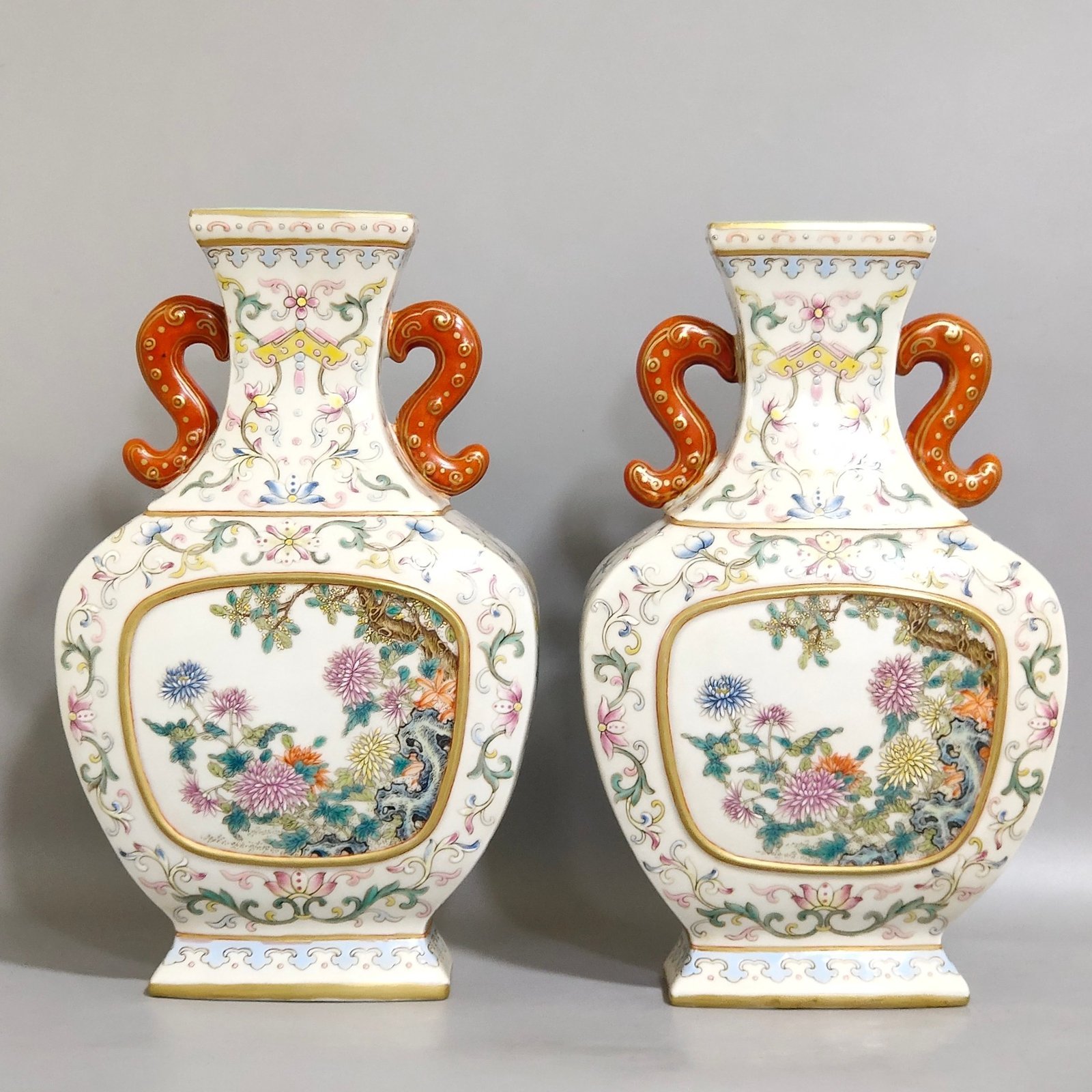 Qing Dynasty Qianlong Chrysanthemum wall vase
