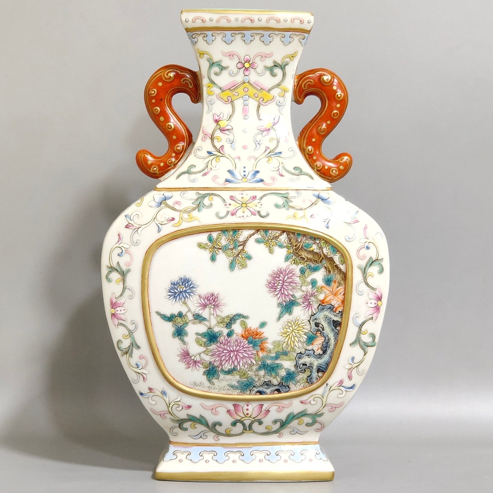 Qing Dynasty Qianlong Chrysanthemum wall vase
