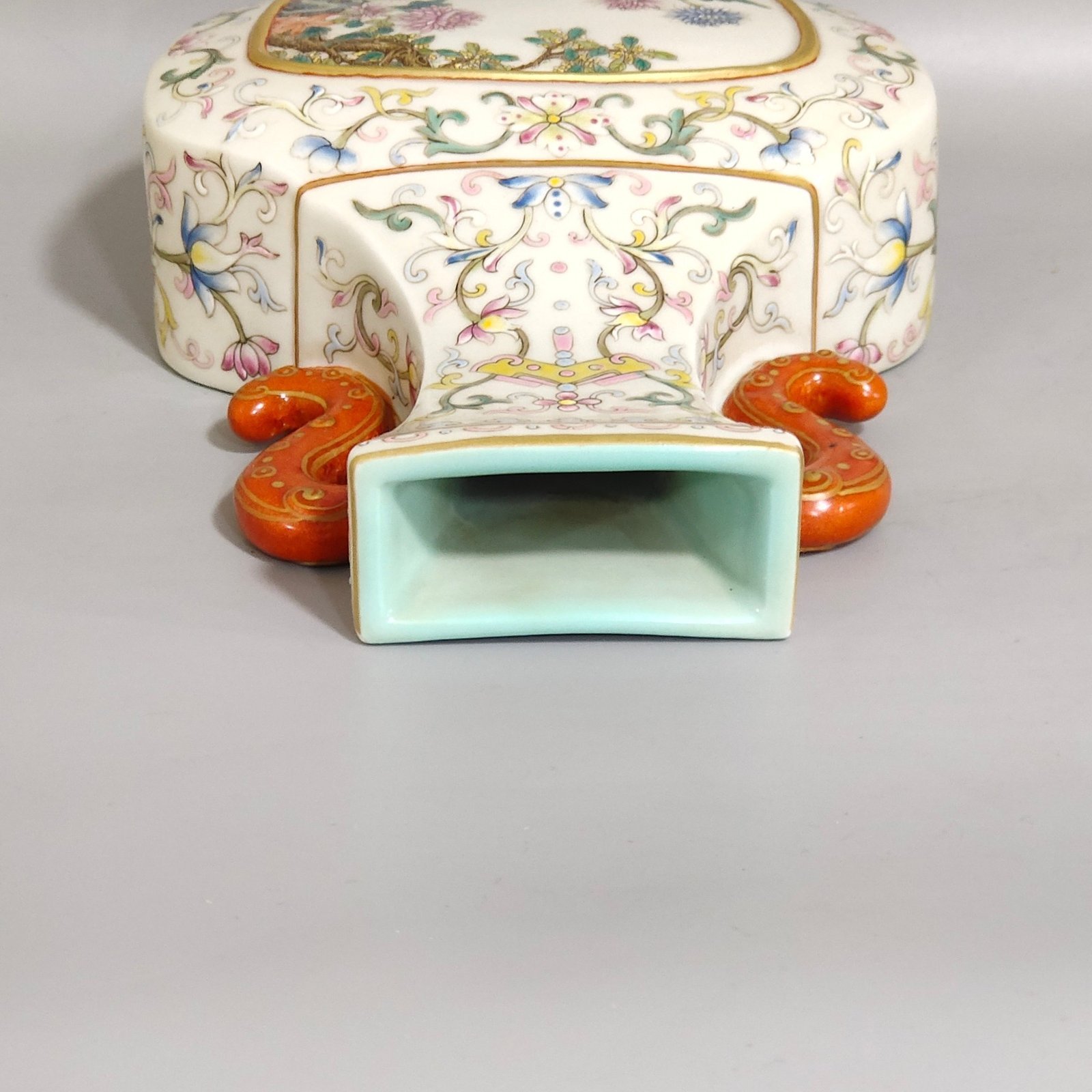 Qing Dynasty Qianlong Chrysanthemum wall vase