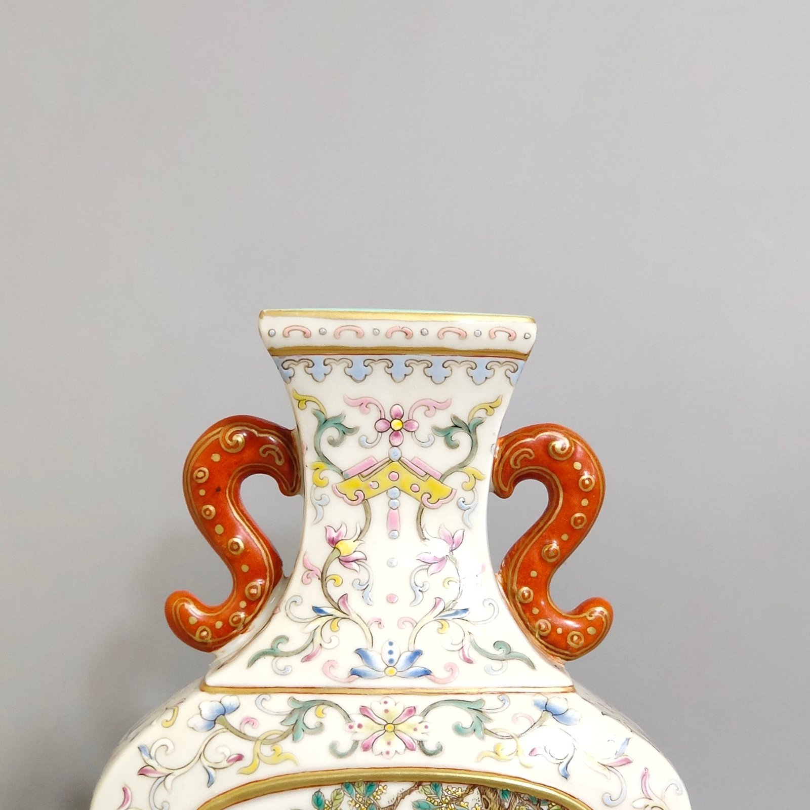 Qing Dynasty Qianlong Chrysanthemum wall vase