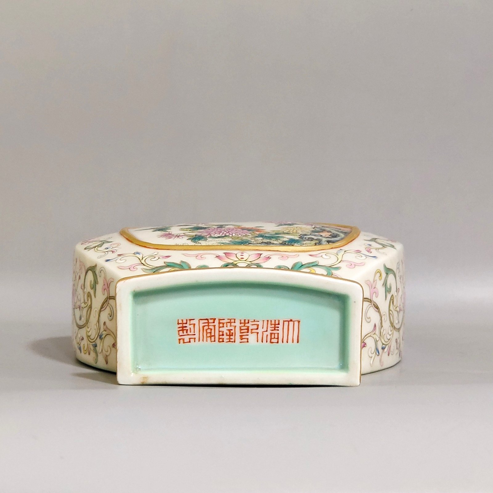 Qing Dynasty Qianlong Chrysanthemum wall vase