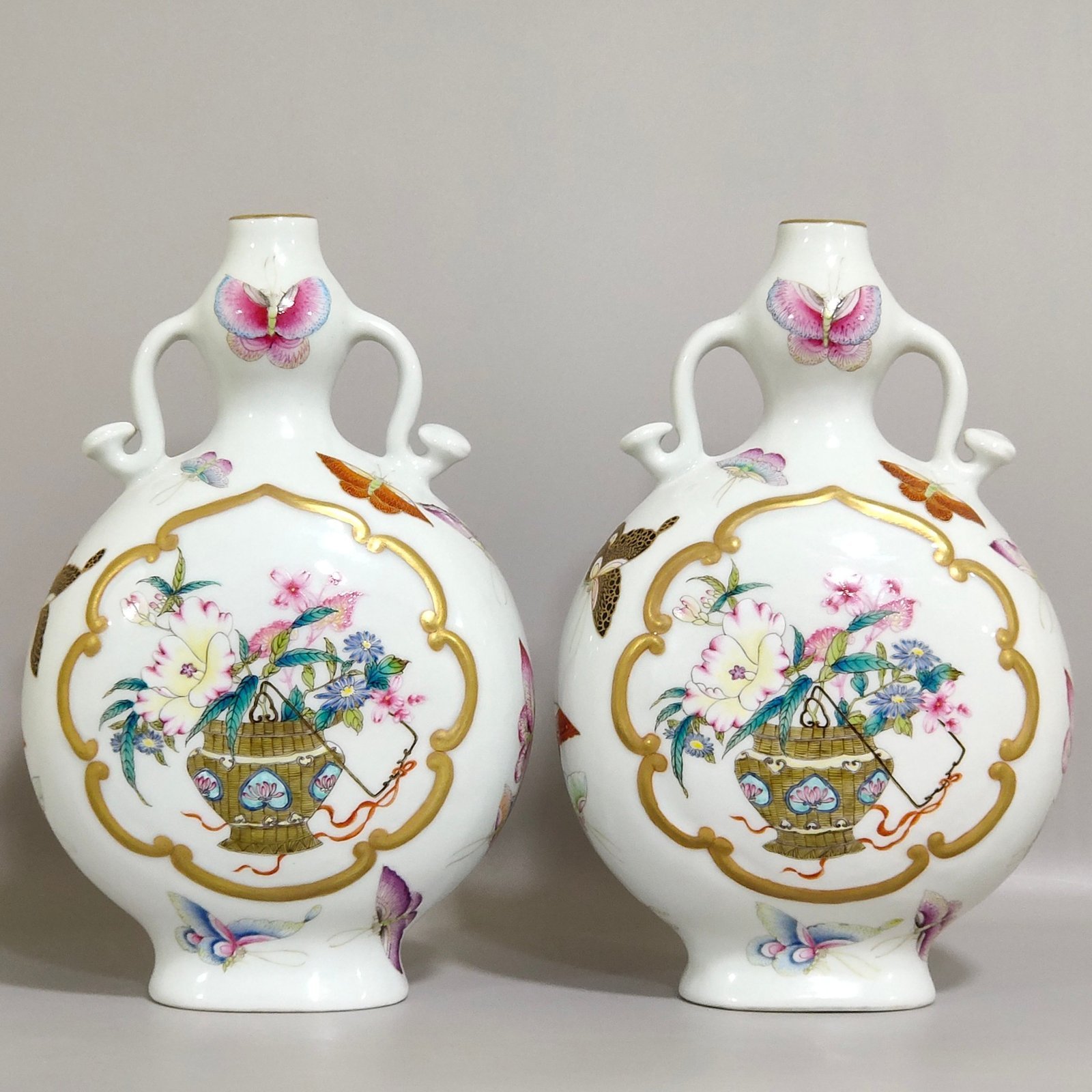 Qing Dynasty Qianlong butterfly and flower holding moon vase