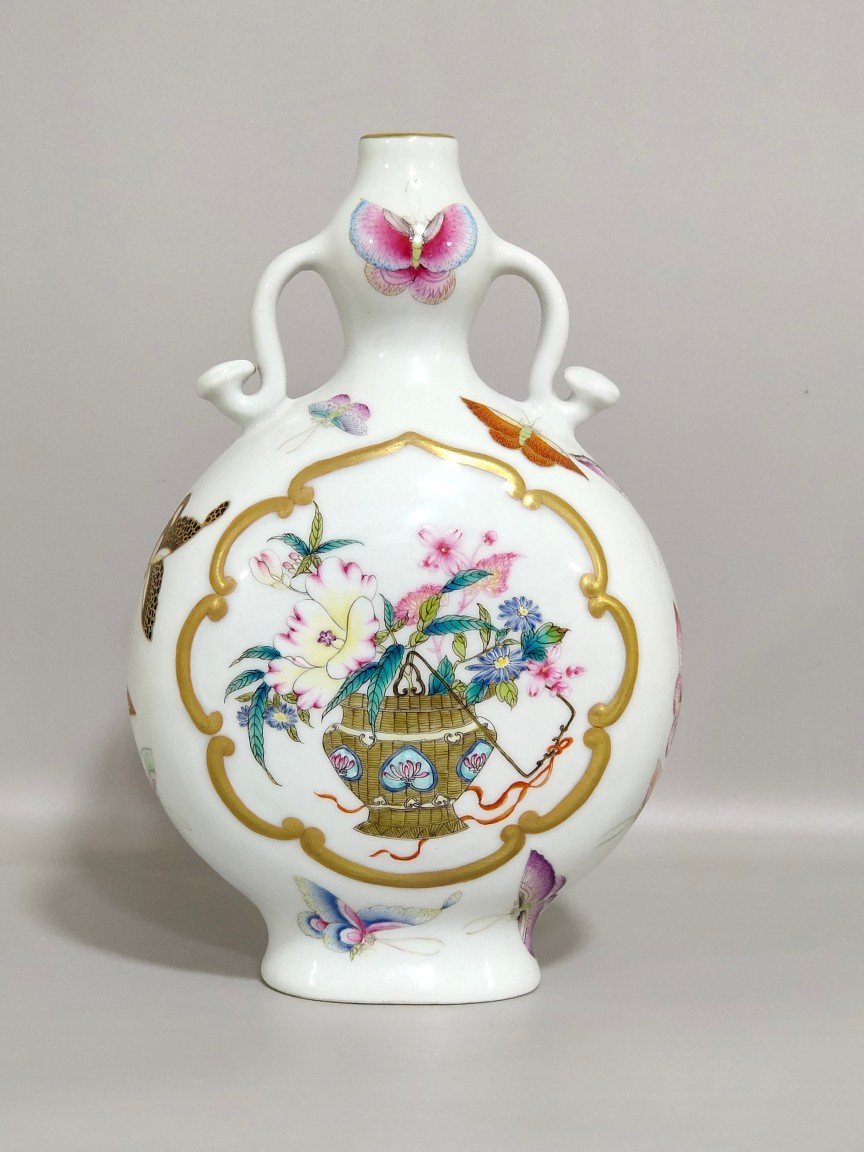 Qing Dynasty Qianlong butterfly and flower holding moon vase