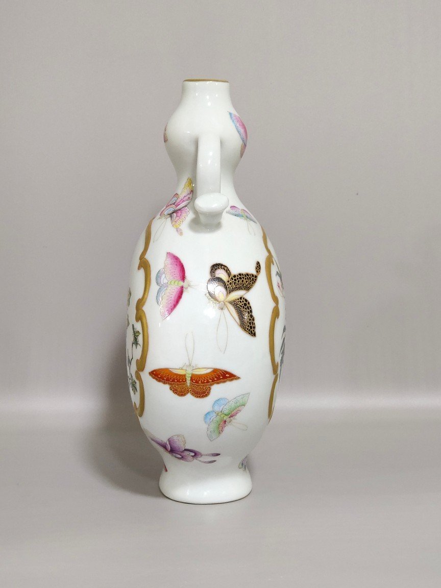 Qing Dynasty Qianlong butterfly and flower holding moon vase