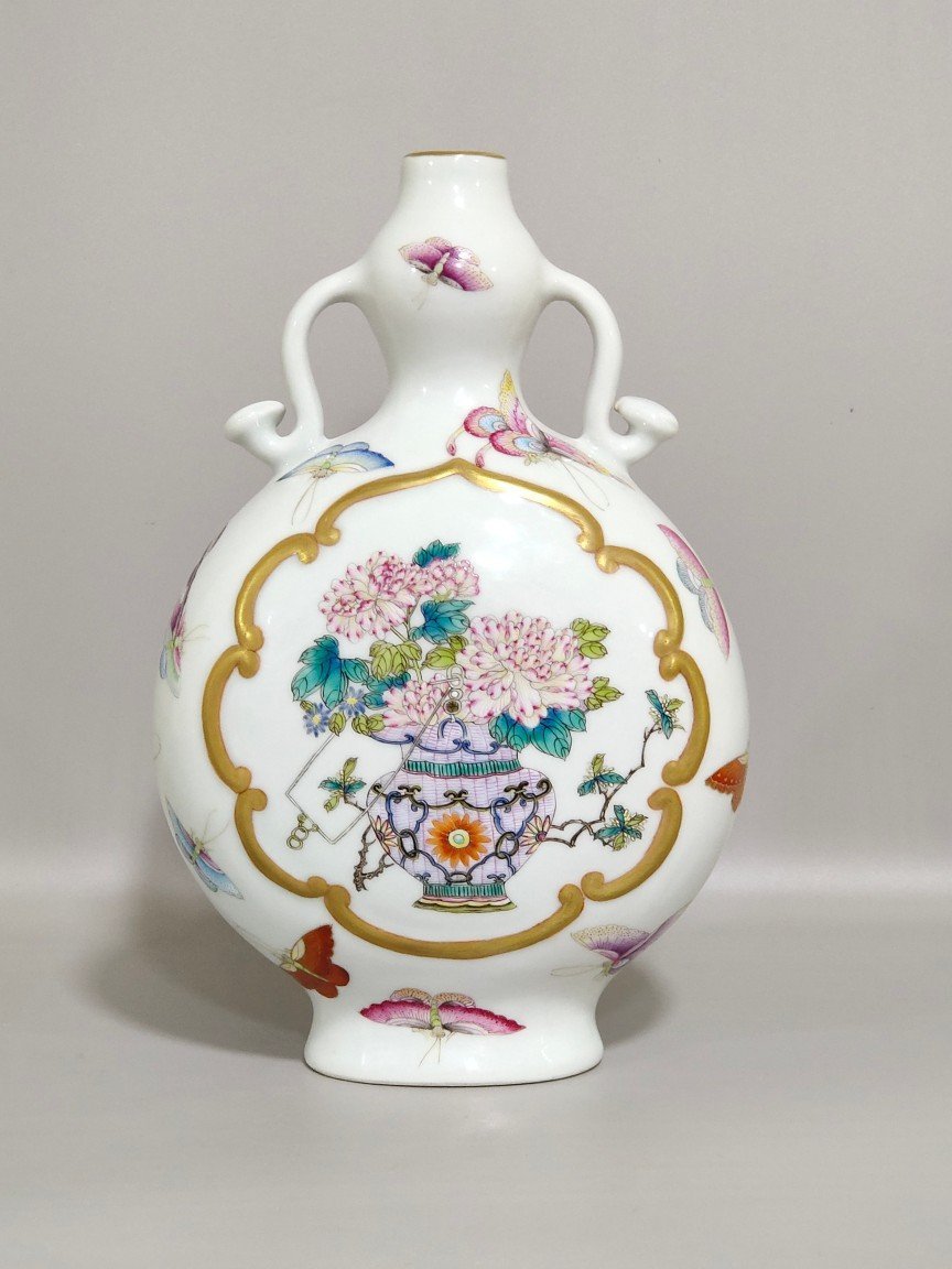 Qing Dynasty Qianlong butterfly and flower holding moon vase