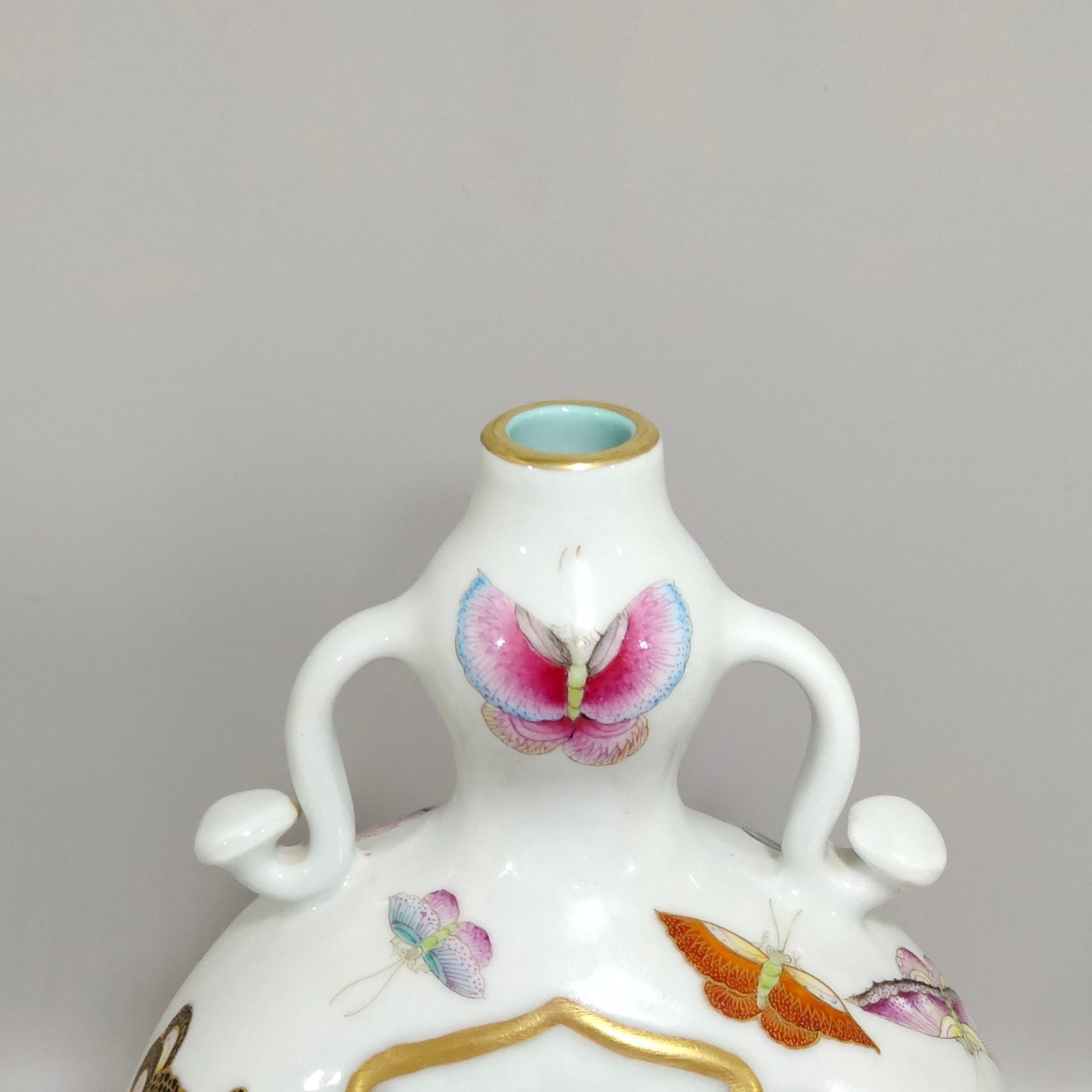 Qing Dynasty Qianlong butterfly and flower holding moon vase
