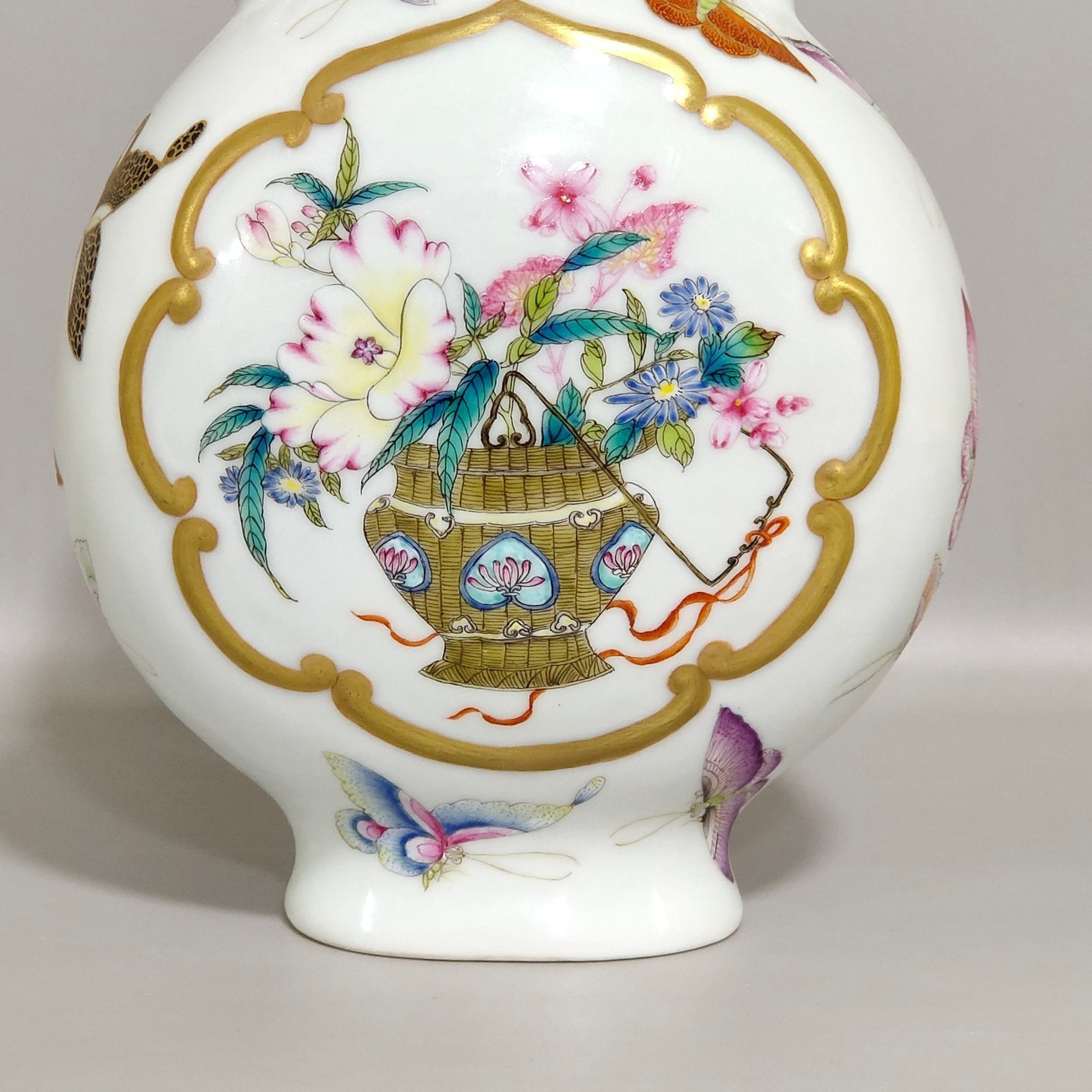 Qing Dynasty Qianlong butterfly and flower holding moon vase