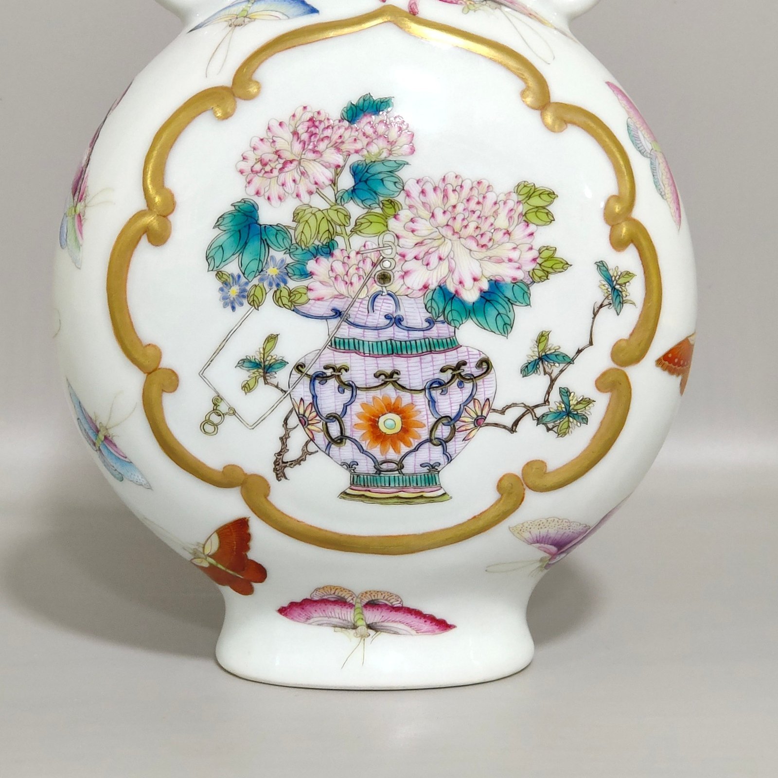 Qing Dynasty Qianlong butterfly and flower holding moon vase