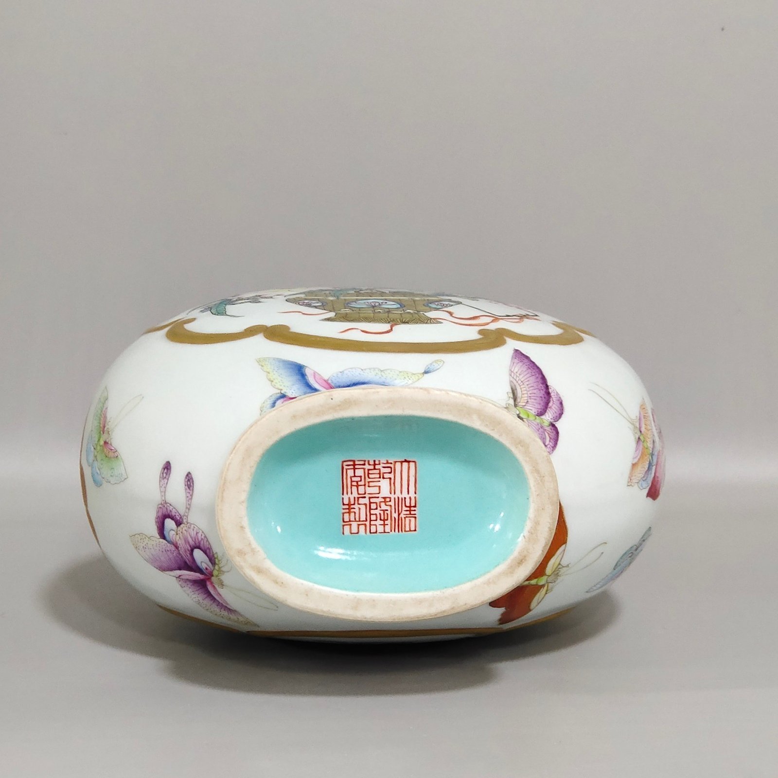 Qing Dynasty Qianlong butterfly and flower holding moon vase