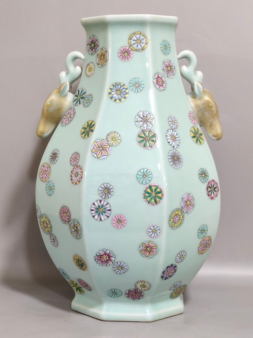 Qing Dynasty Qianlong bean green glaze leather ball flower deer head statue