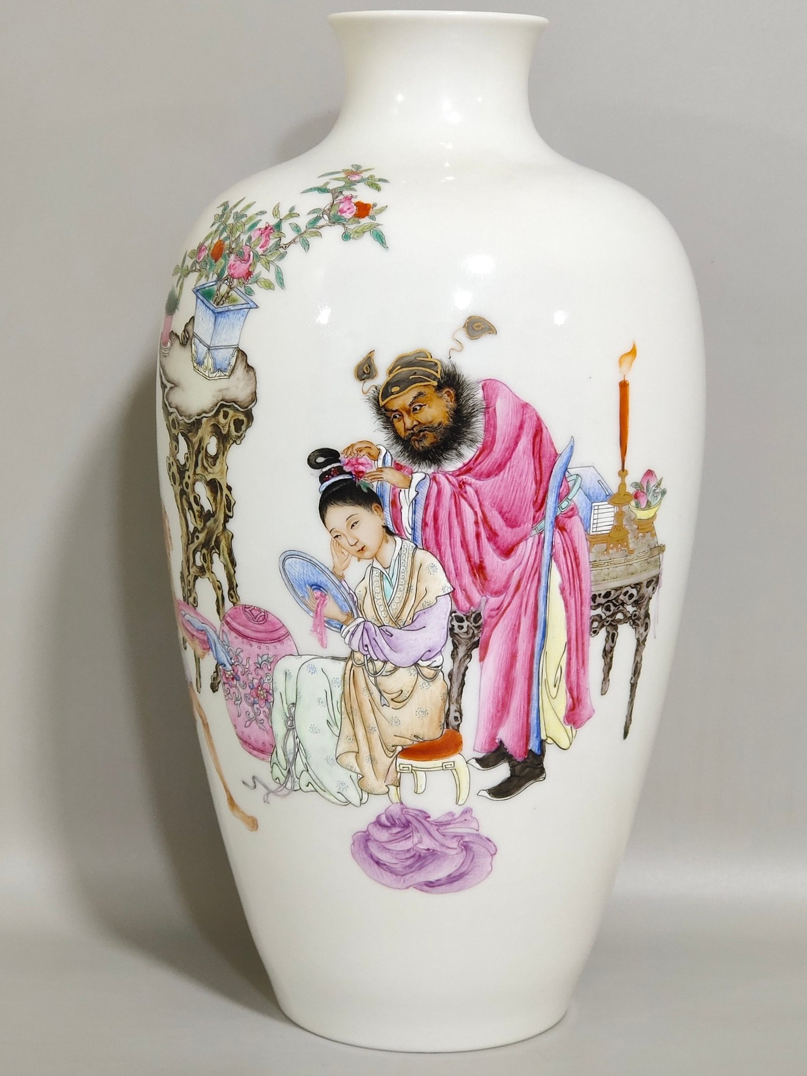 Qing Dynasty Qianlong plum vase with a thin body