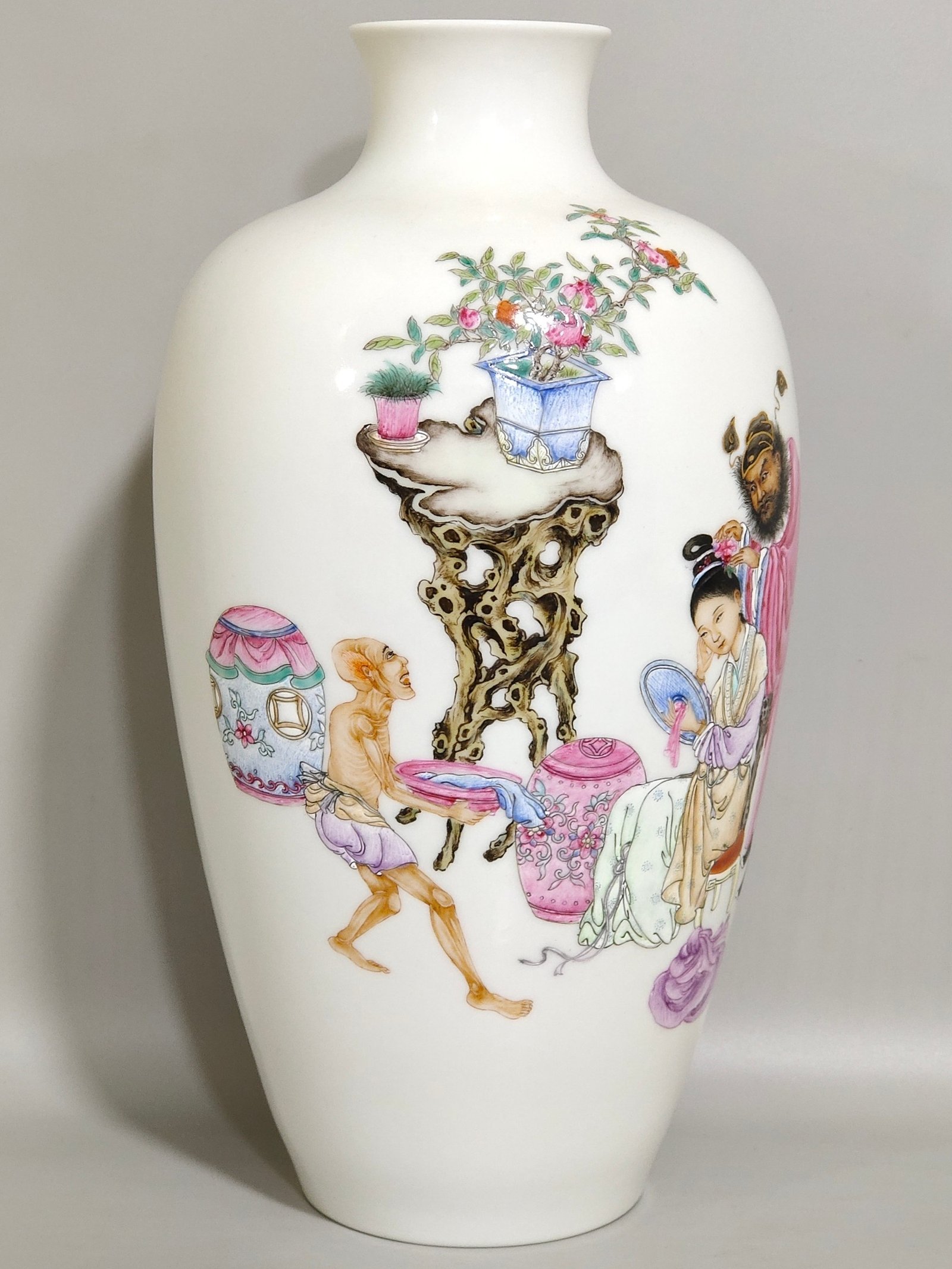 Qing Dynasty Qianlong plum vase with a thin body