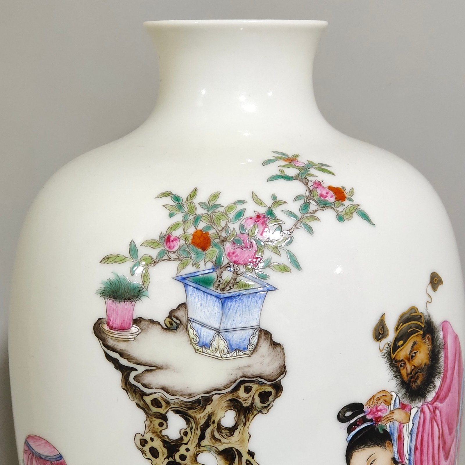 Qing Dynasty Qianlong plum vase with a thin body