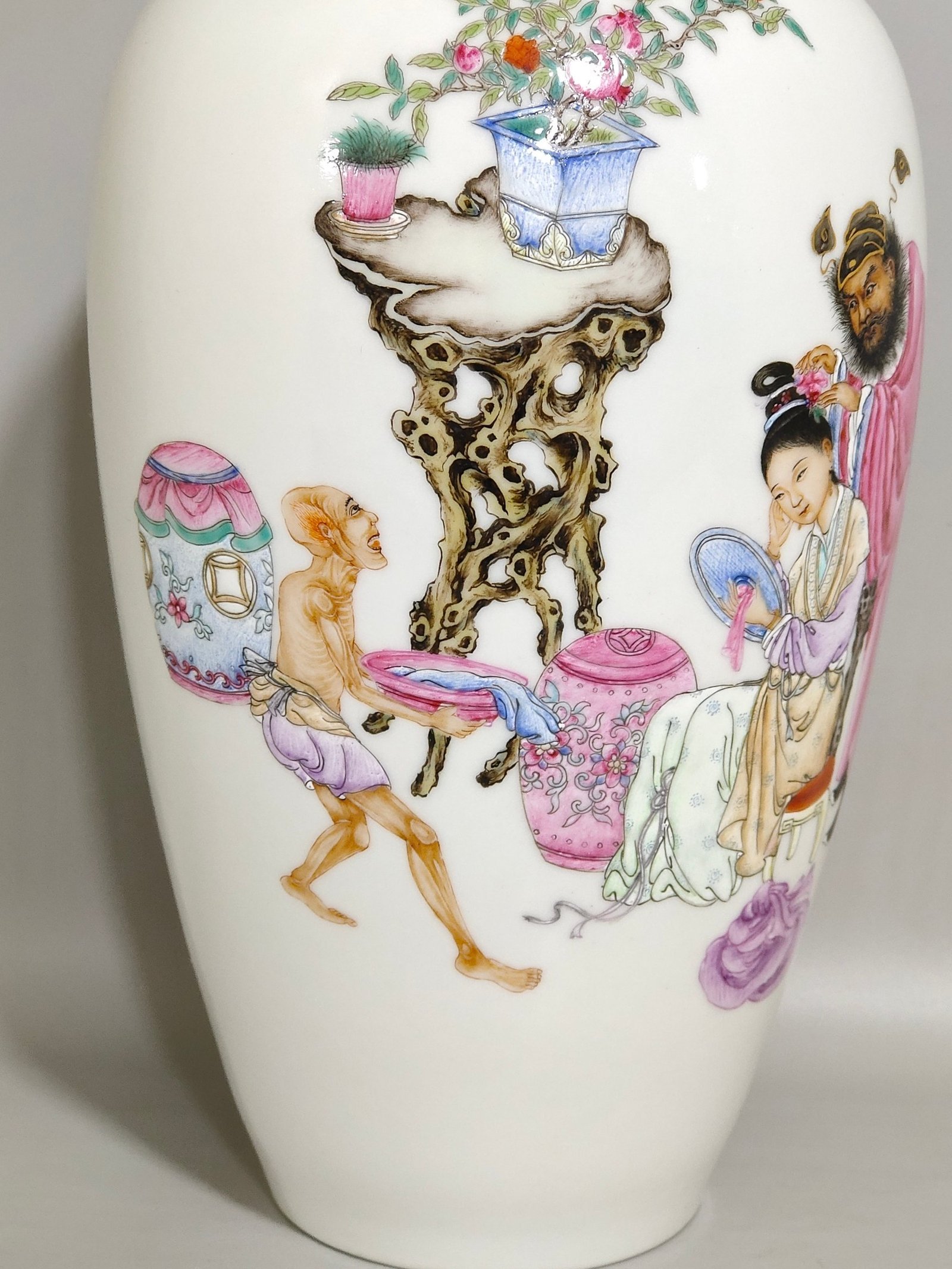 Qing Dynasty Qianlong plum vase with a thin body