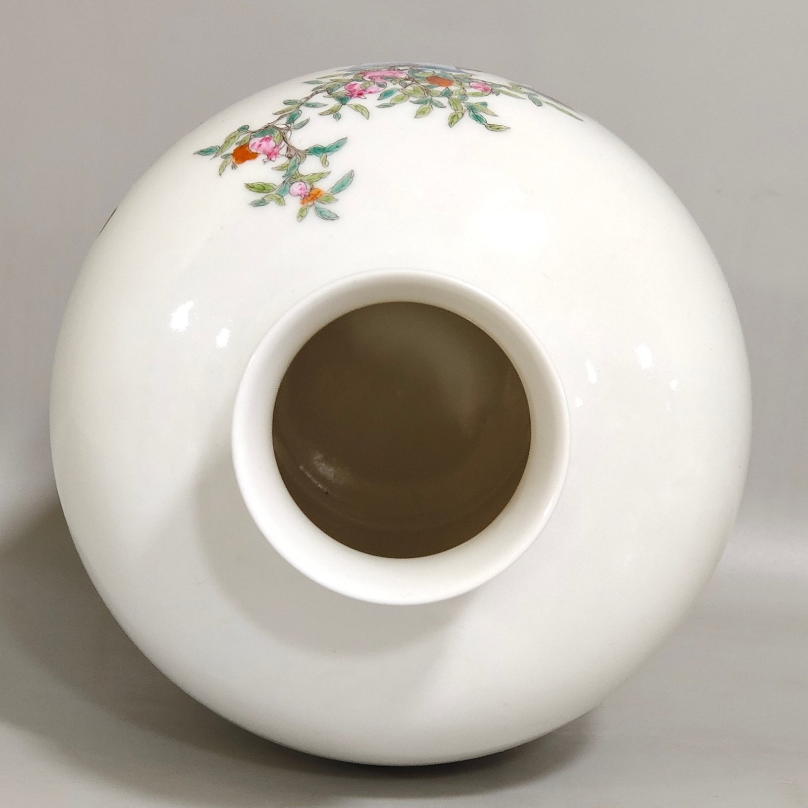 Qing Dynasty Qianlong plum vase with a thin body