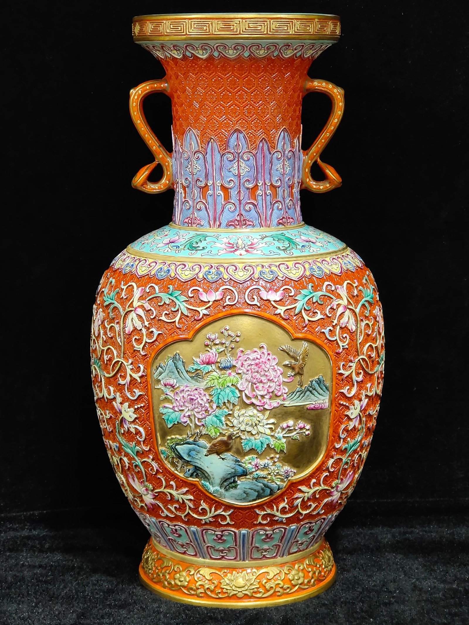 Qing Dynasty Qianlong carved window flower and bird amphora