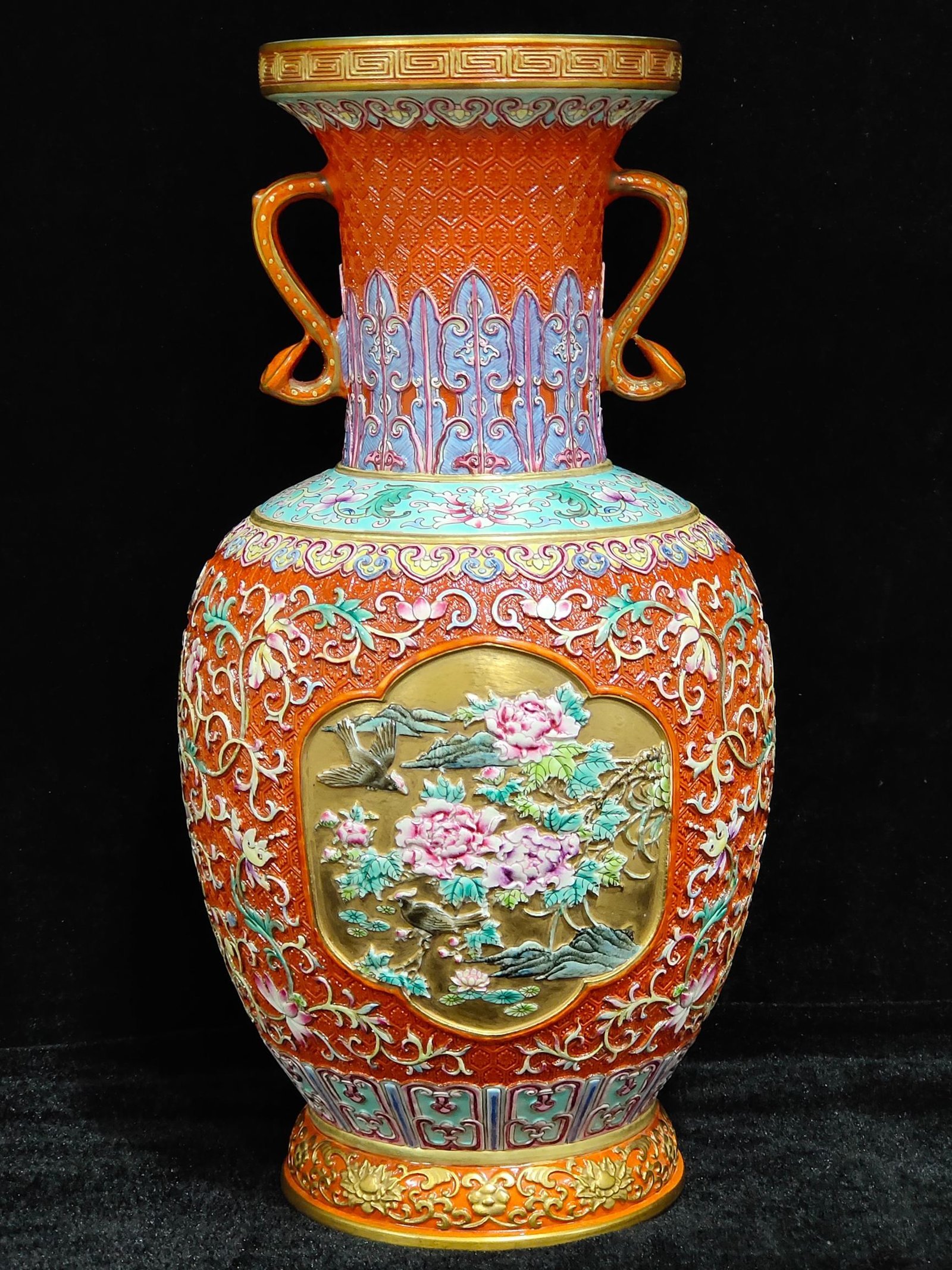 Qing Dynasty Qianlong carved window flower and bird amphora