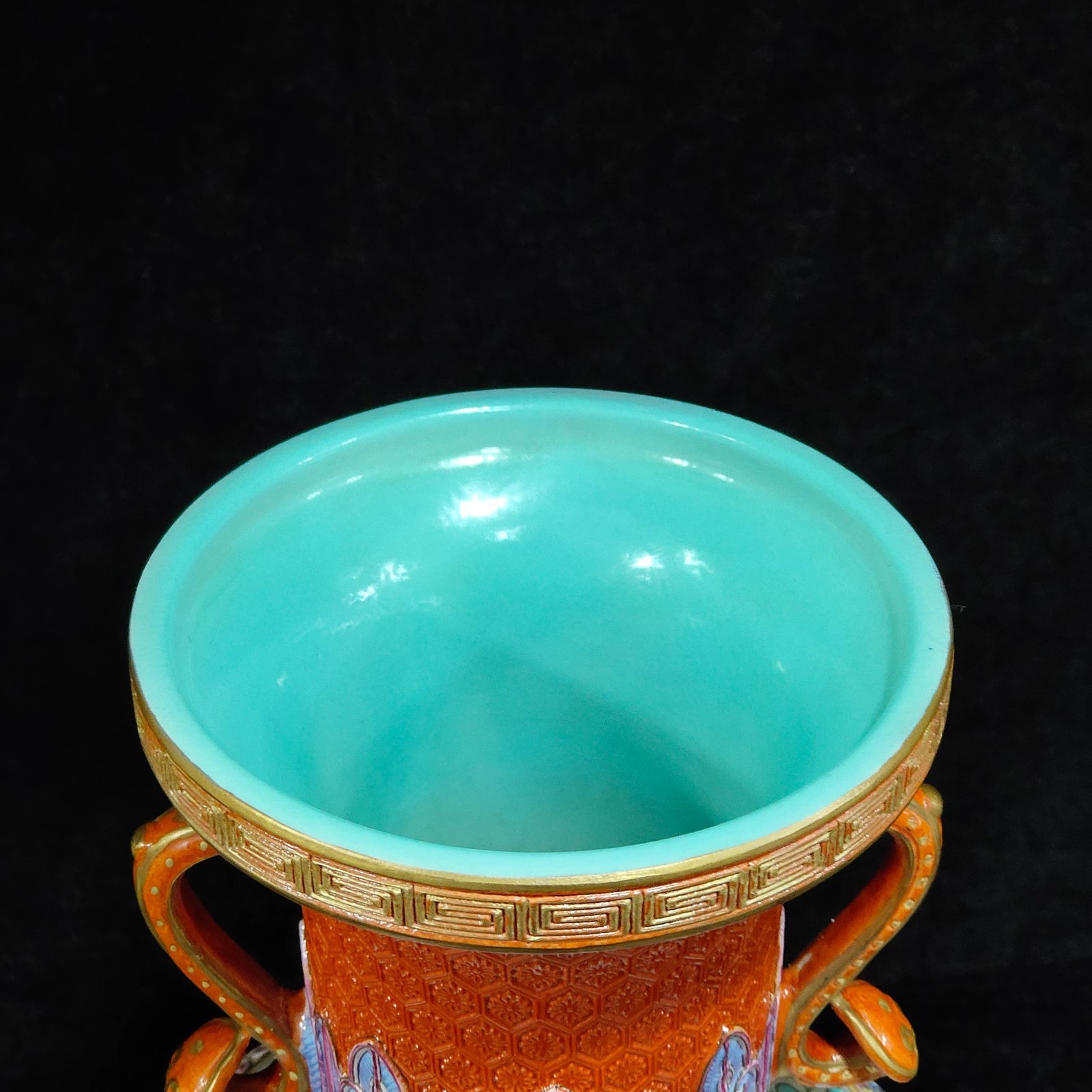 Qing Dynasty Qianlong carved window flower and bird amphora