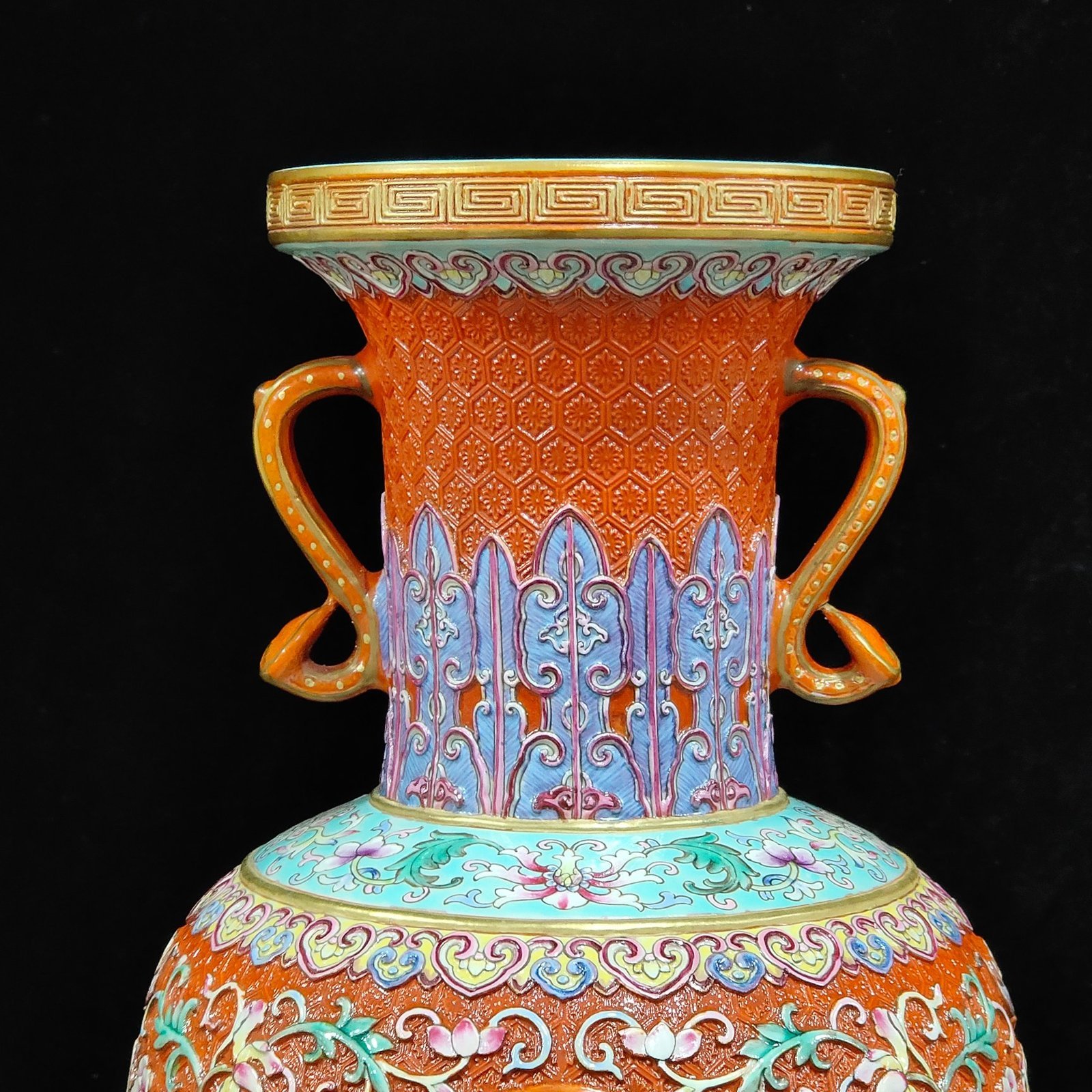 Qing Dynasty Qianlong carved window flower and bird amphora