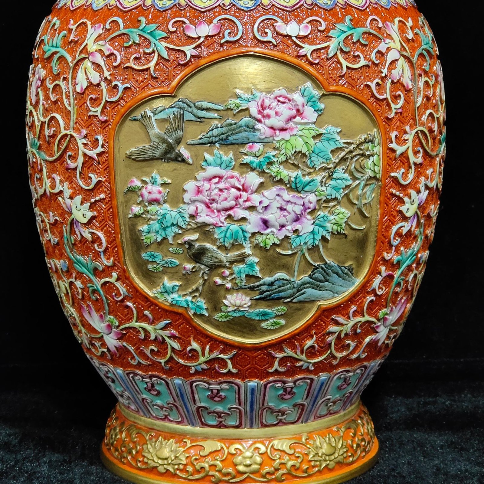 Qing Dynasty Qianlong carved window flower and bird amphora