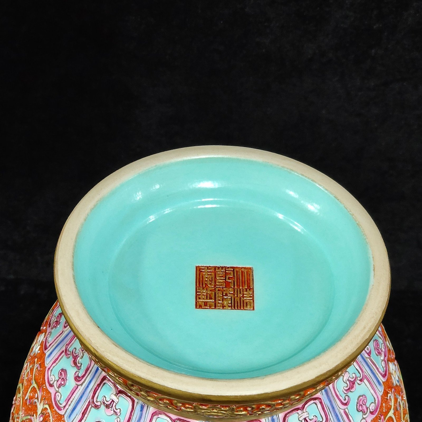 Qing Dynasty Qianlong carved window flower and bird amphora