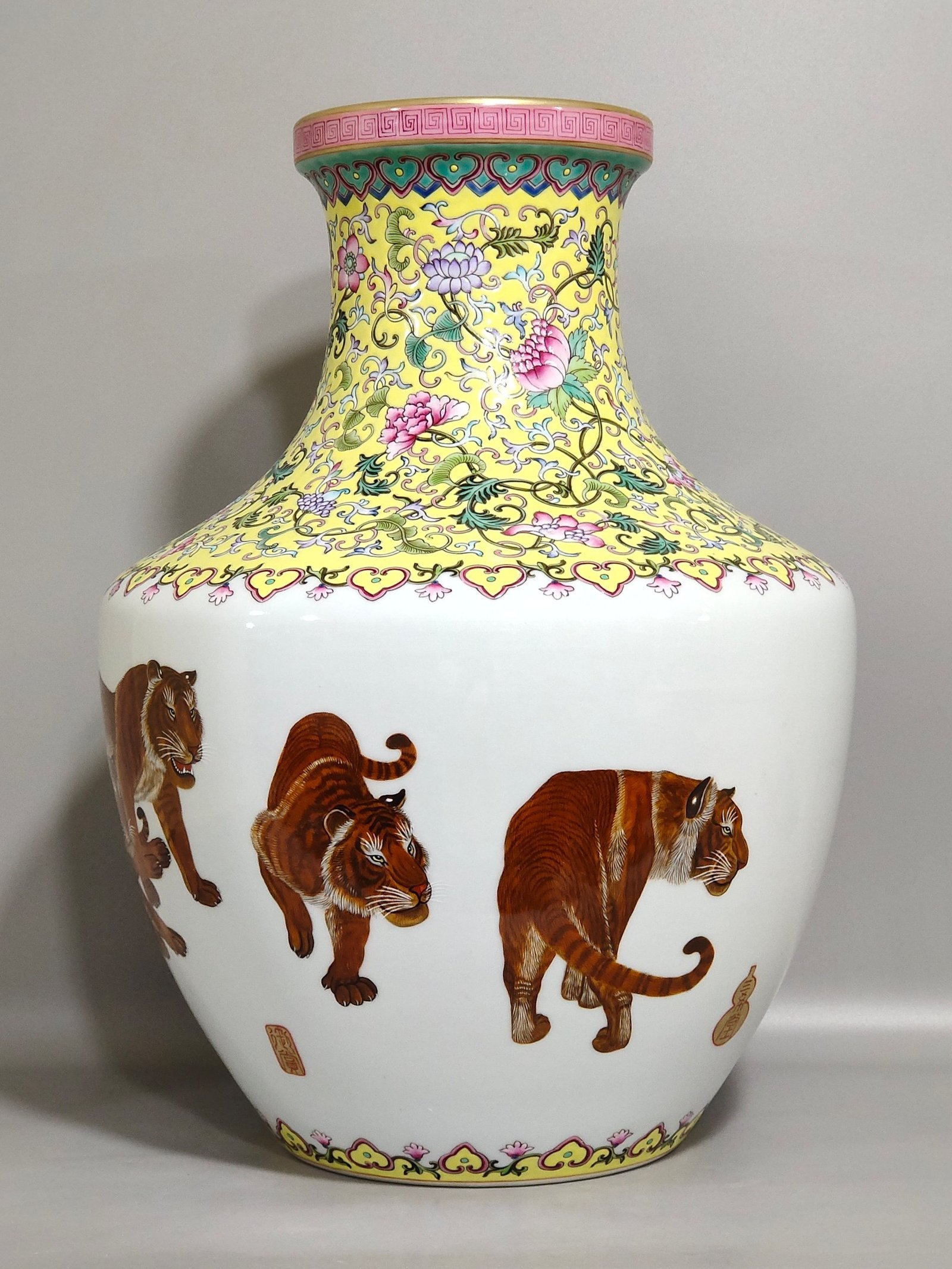 Qing Dynasty Qianlong famille rose plate-mouth vase