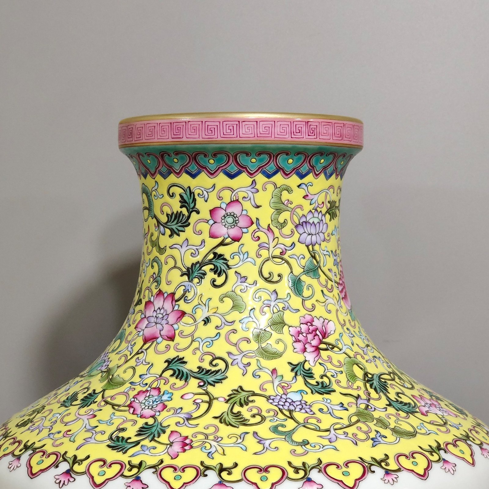 Qing Dynasty Qianlong famille rose plate-mouth vase