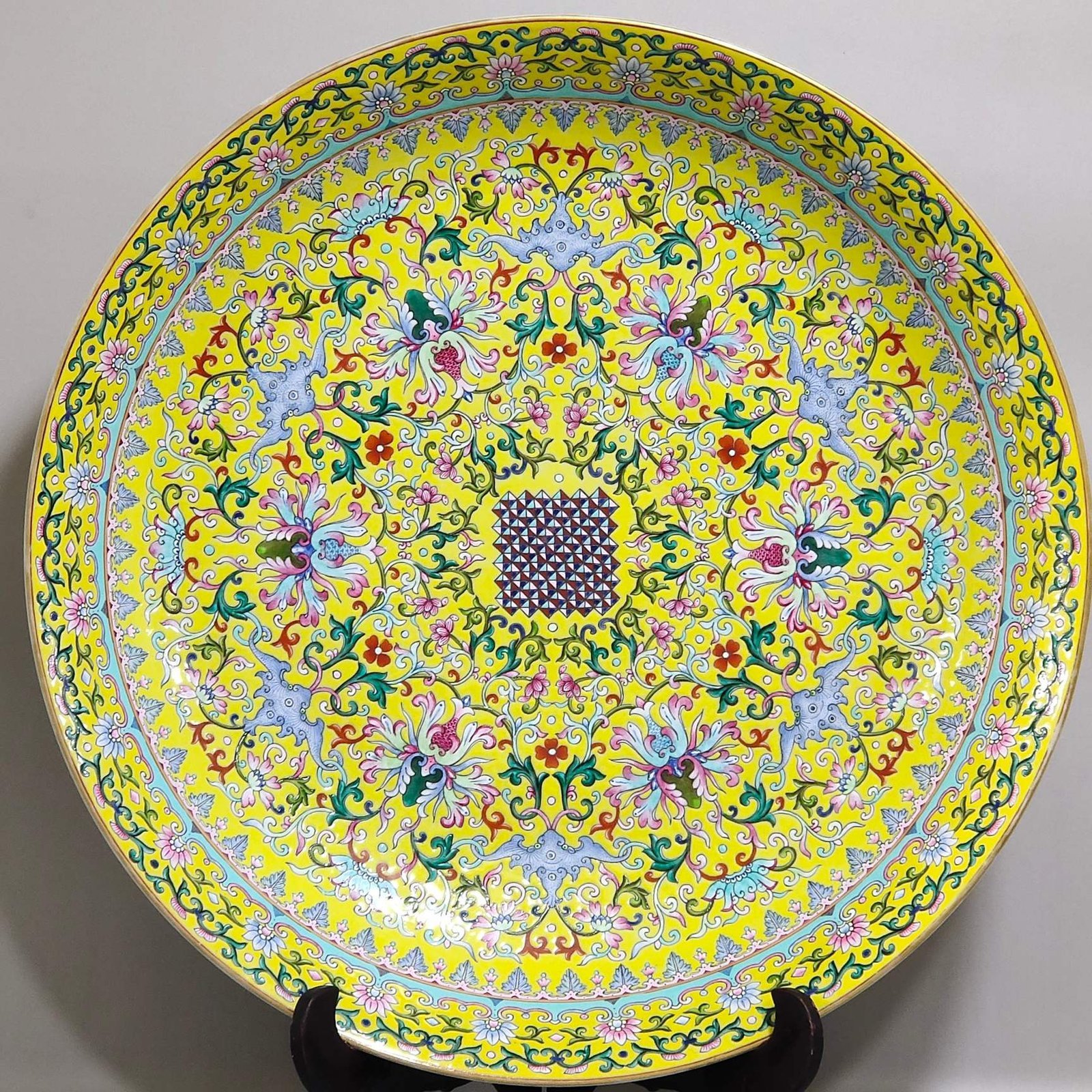 Qing Dynasty Qianlong Famille rose porcelain plate