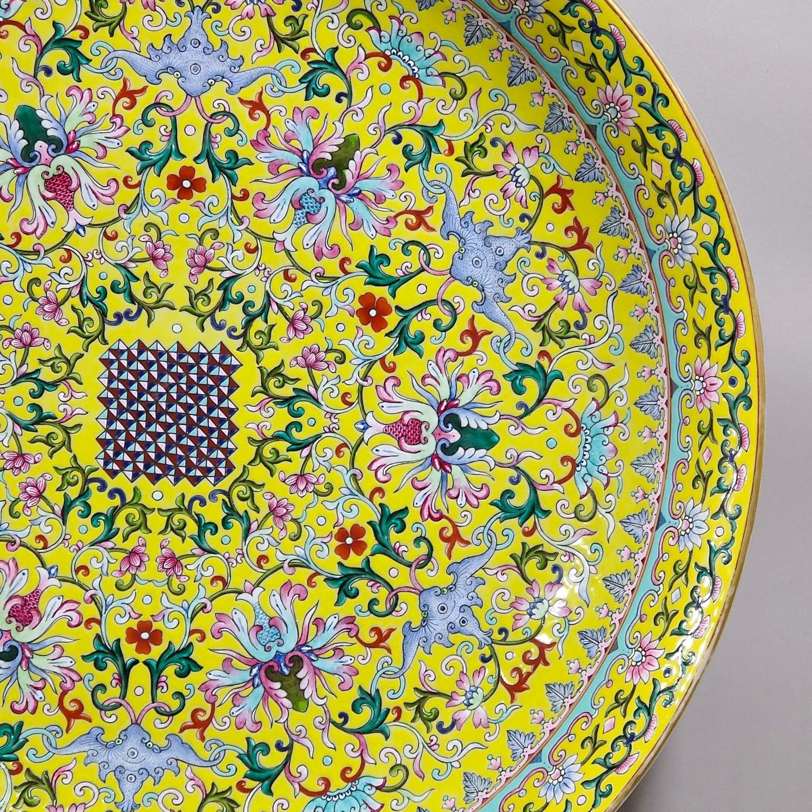 Qing Dynasty Qianlong Famille rose porcelain plate