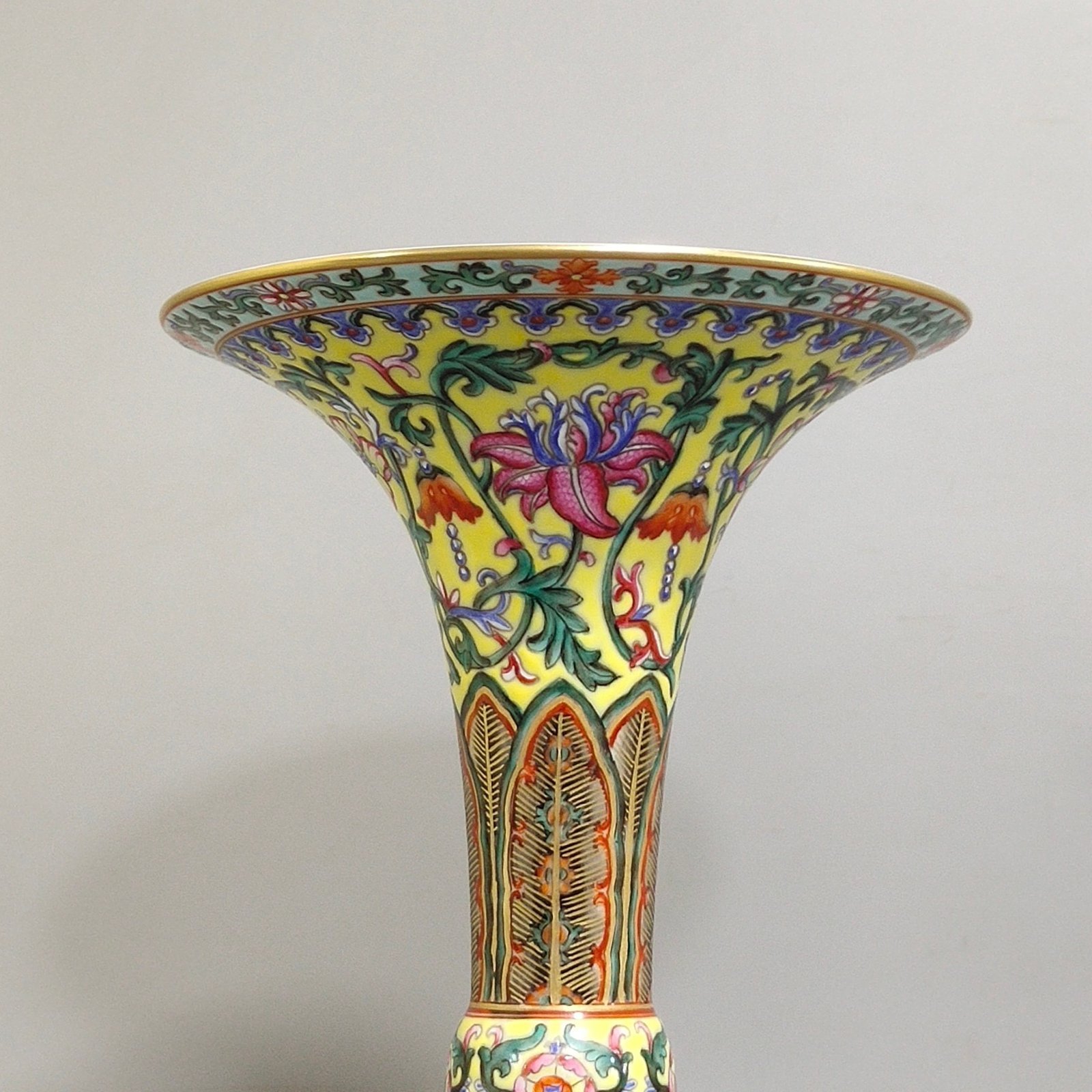 Qing Dynasty Qianlong yellow ground flower mushroom