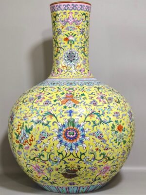 Qing Dynasty Qianlong Famille rose porcelain vase