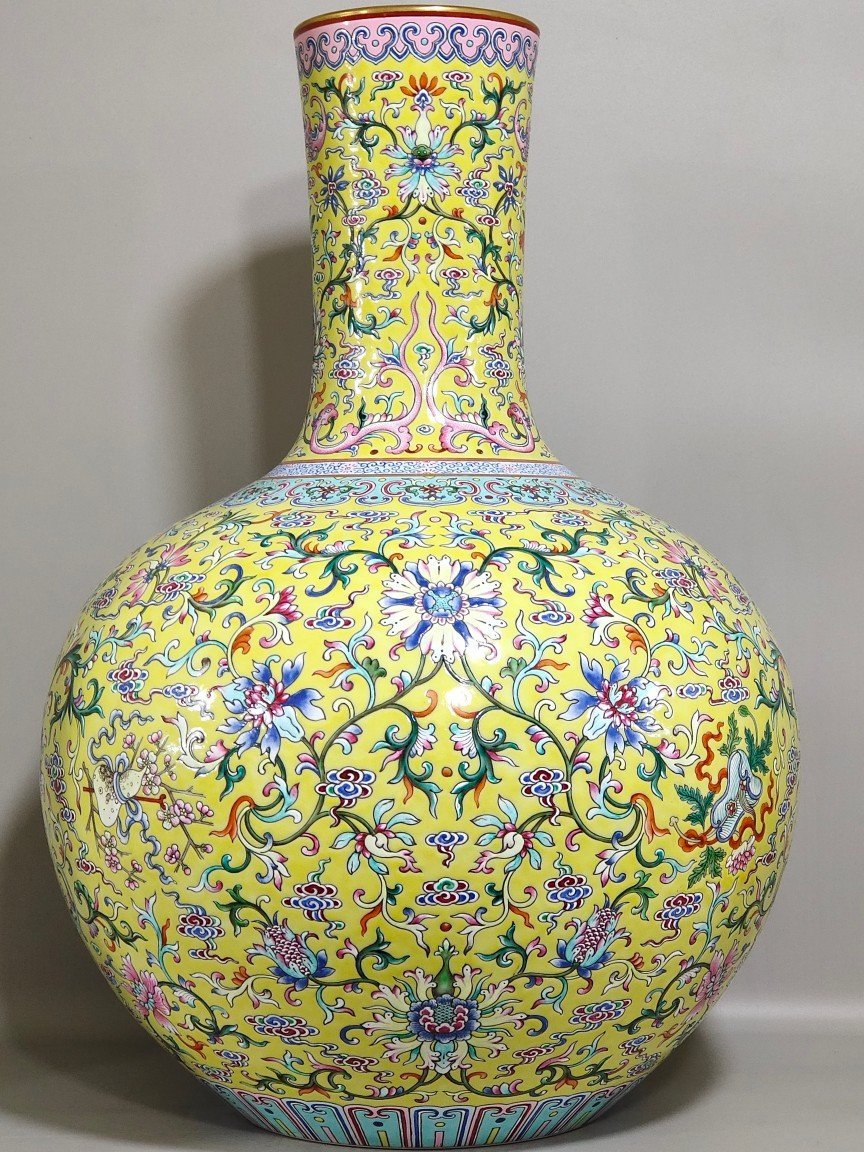 Qing Dynasty Qianlong Famille rose porcelain vase