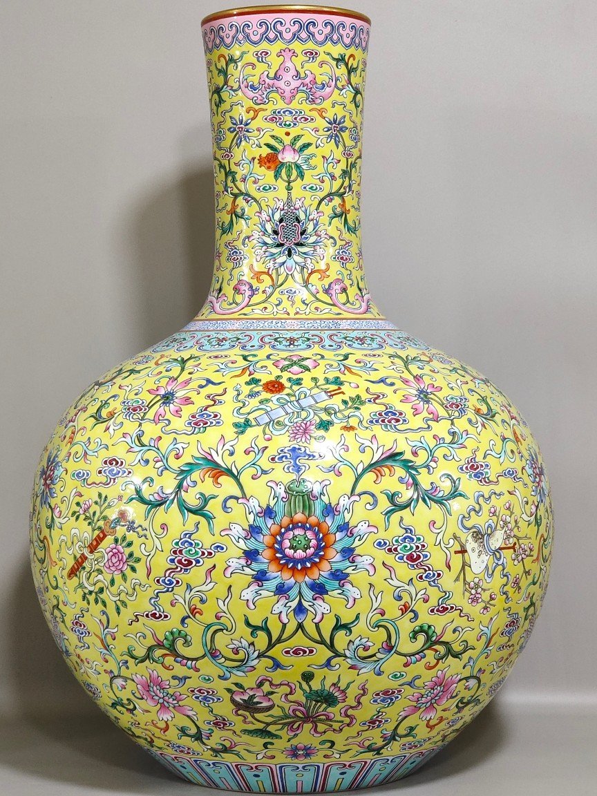 Qing Dynasty Qianlong Famille rose porcelain vase