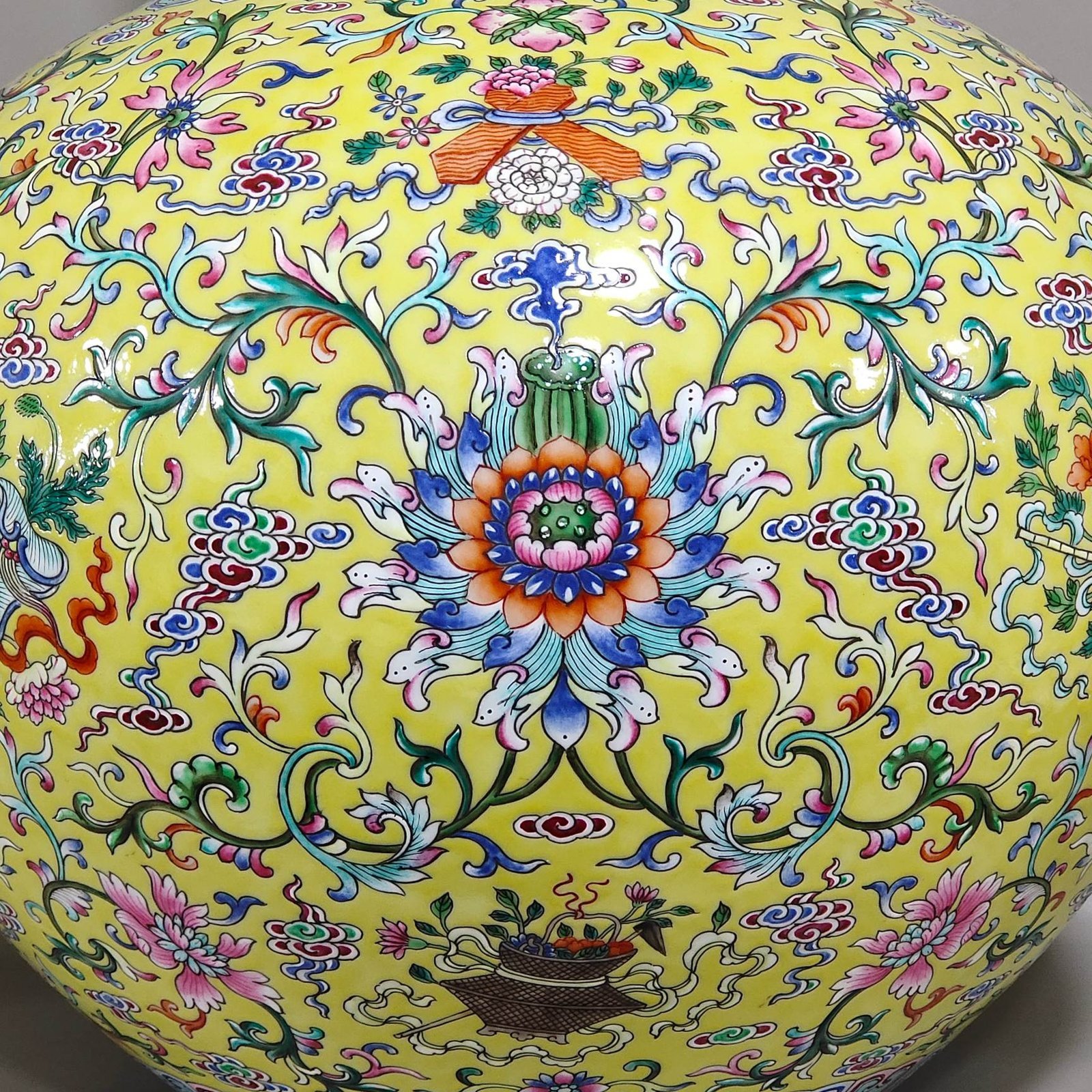 Qing Dynasty Qianlong Famille rose porcelain vase