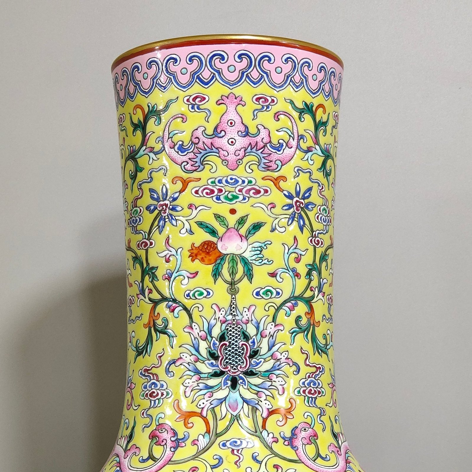 Qing Dynasty Qianlong Famille rose porcelain vase