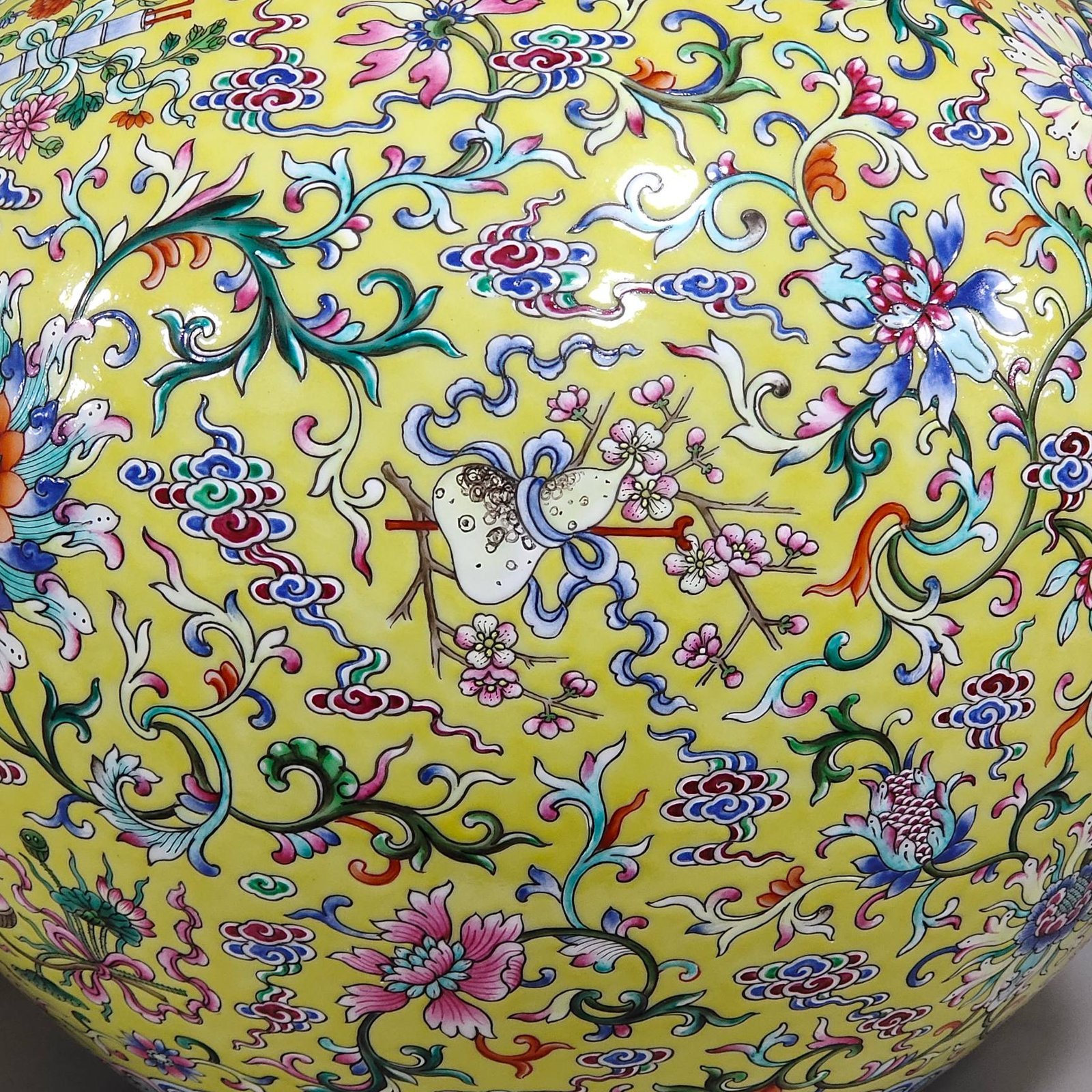 Qing Dynasty Qianlong Famille rose porcelain vase