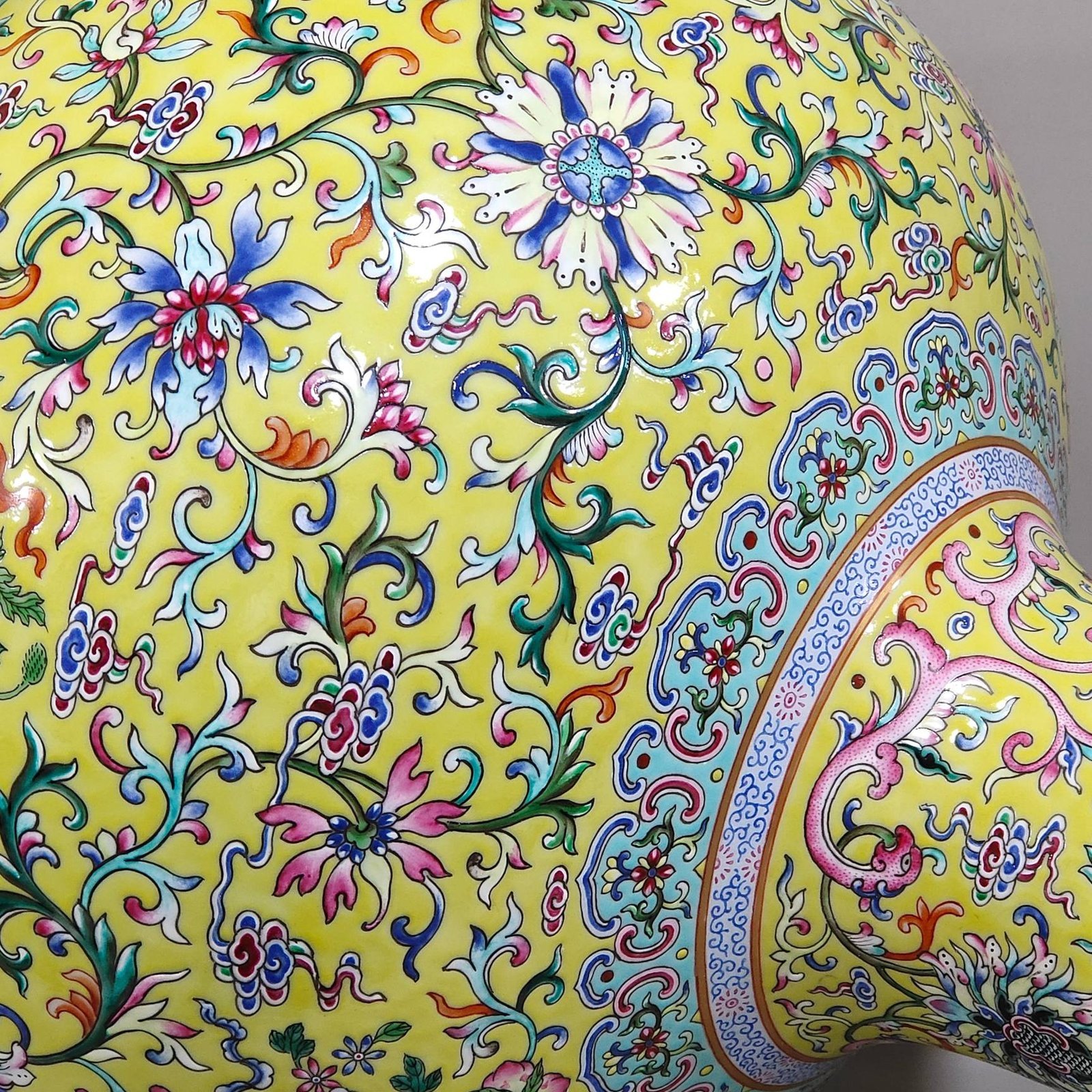 Qing Dynasty Qianlong Famille rose porcelain vase