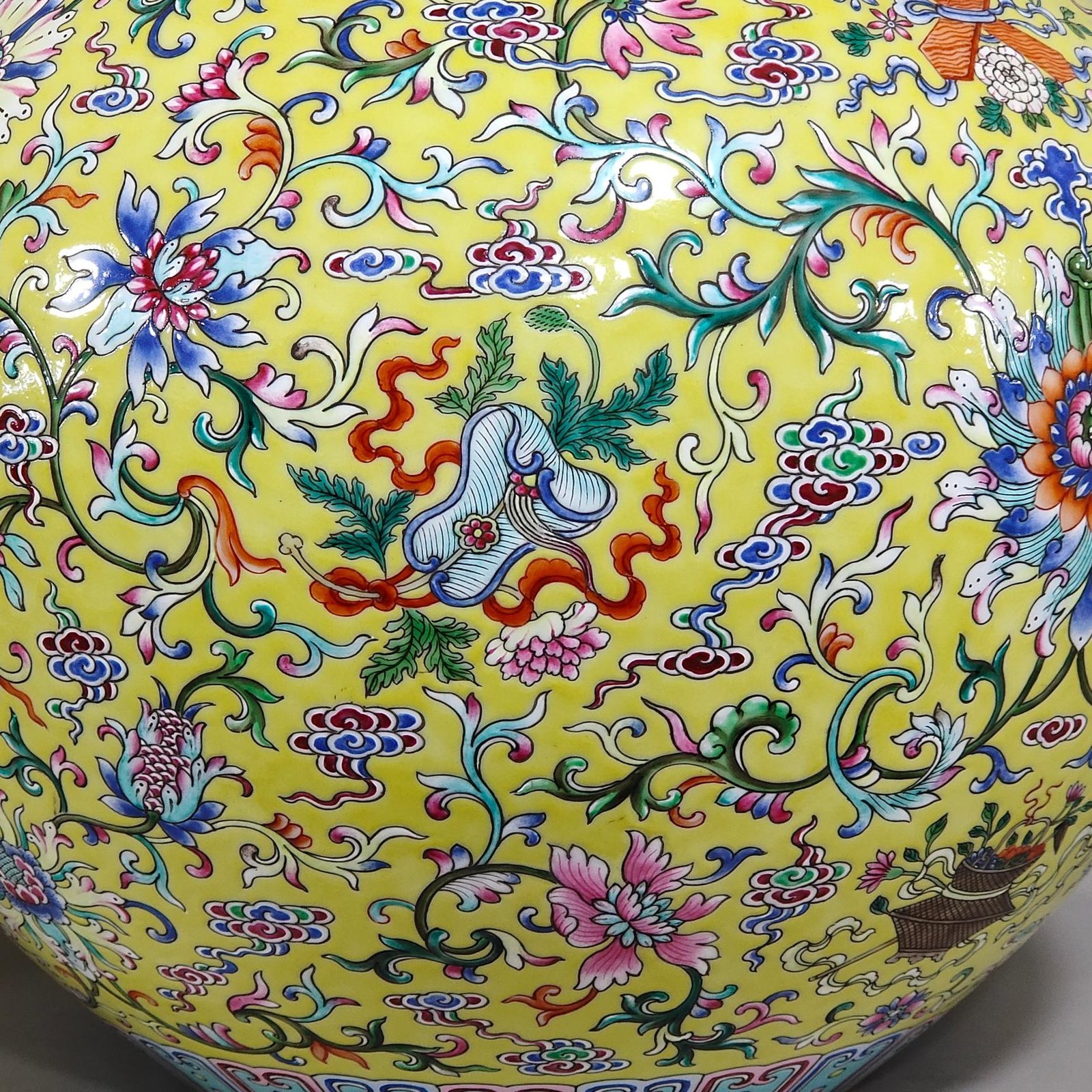 Qing Dynasty Qianlong Famille rose porcelain vase