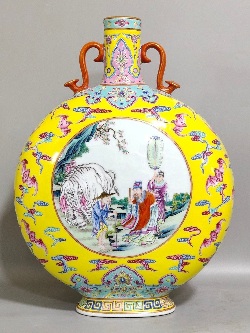 Qing Dynasty Qianlong yellow-glazed window-shaped window-shaped figure holding the moon vase