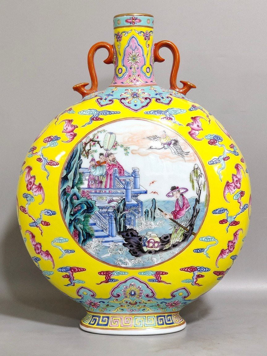 Qing Dynasty Qianlong yellow-glazed window-shaped window-shaped figure holding the moon vase