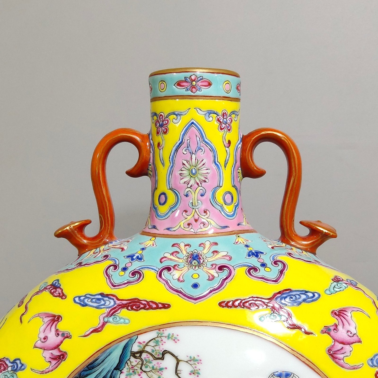 Qing Dynasty Qianlong yellow-glazed window-shaped window-shaped figure holding the moon vase