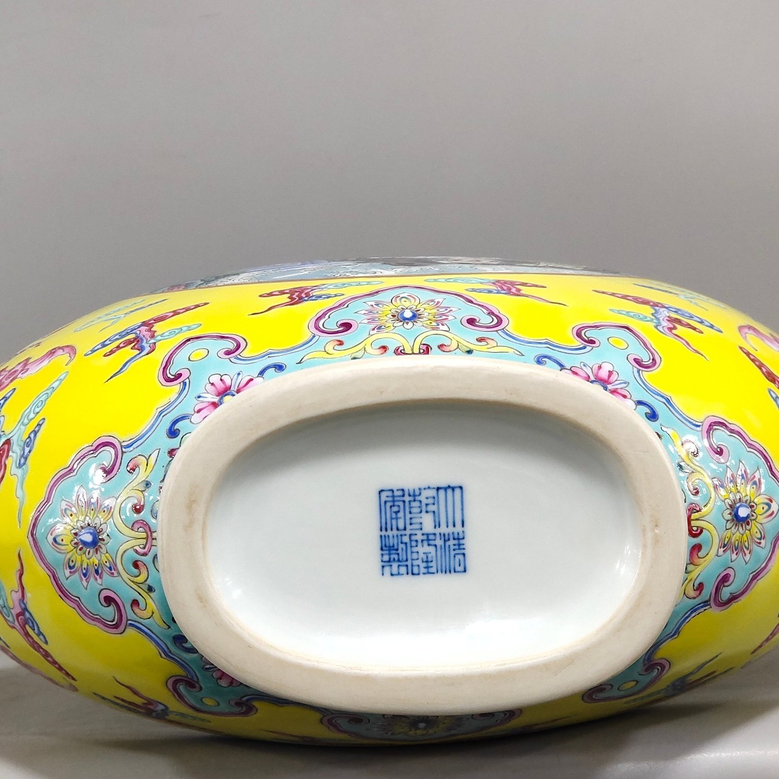 Qing Dynasty Qianlong yellow-glazed window-shaped window-shaped figure holding the moon vase