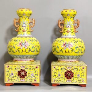 Qing Dynasty Qianlong yellow glaze amphora with two ears of Fushou and longevity